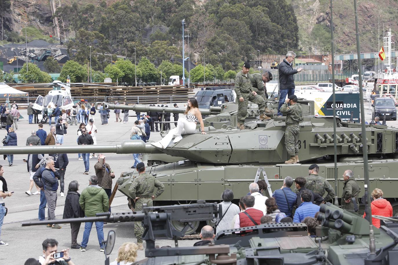 Las Fuerzas Armadas exhiben su potencial en El Musel