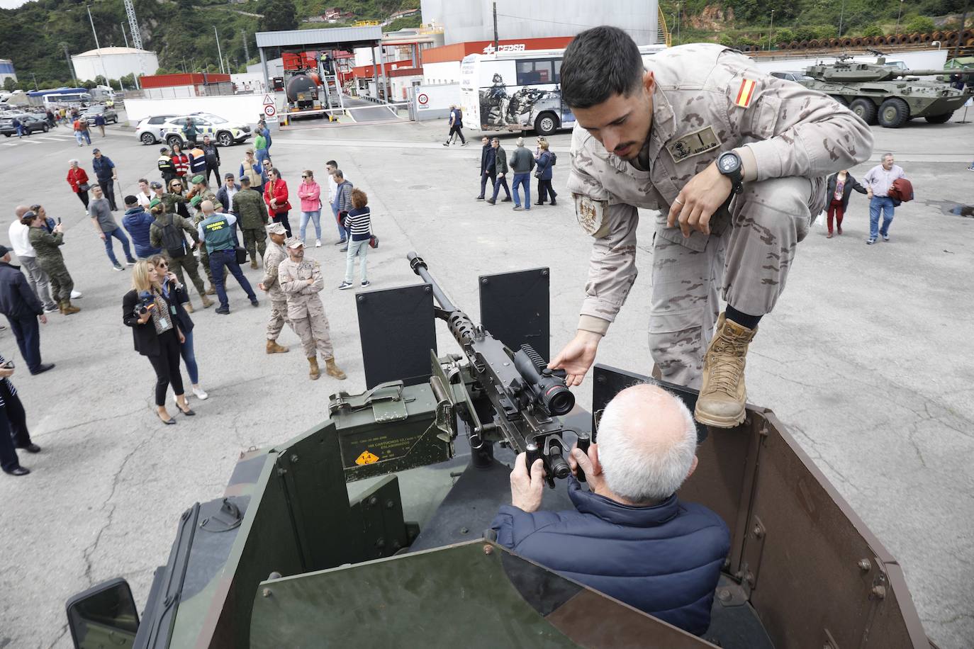 Las Fuerzas Armadas exhiben su potencial en El Musel