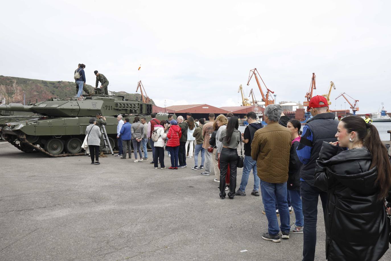 Las Fuerzas Armadas exhiben su potencial en El Musel