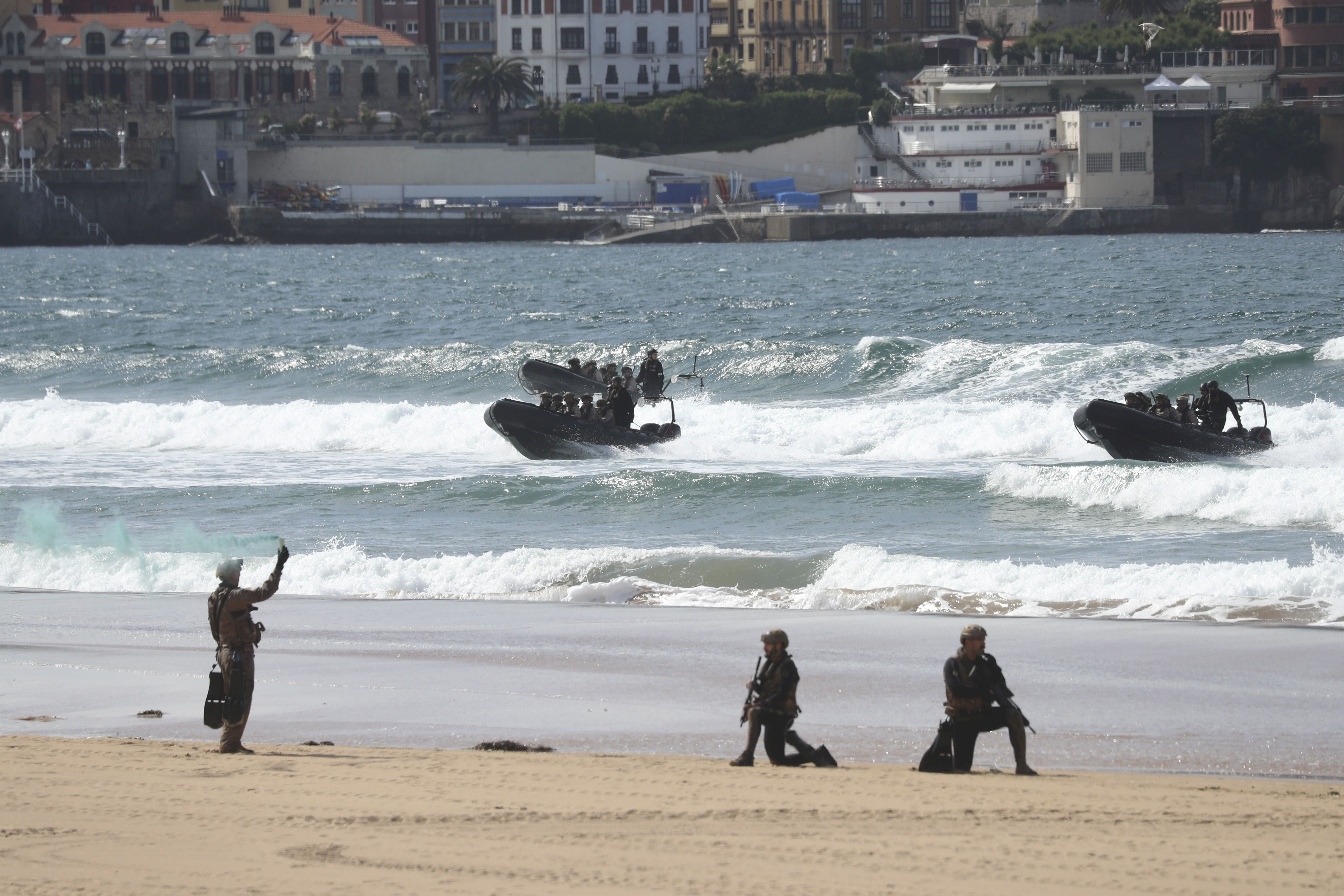 Gijón vive un desembarco de película del Ejército