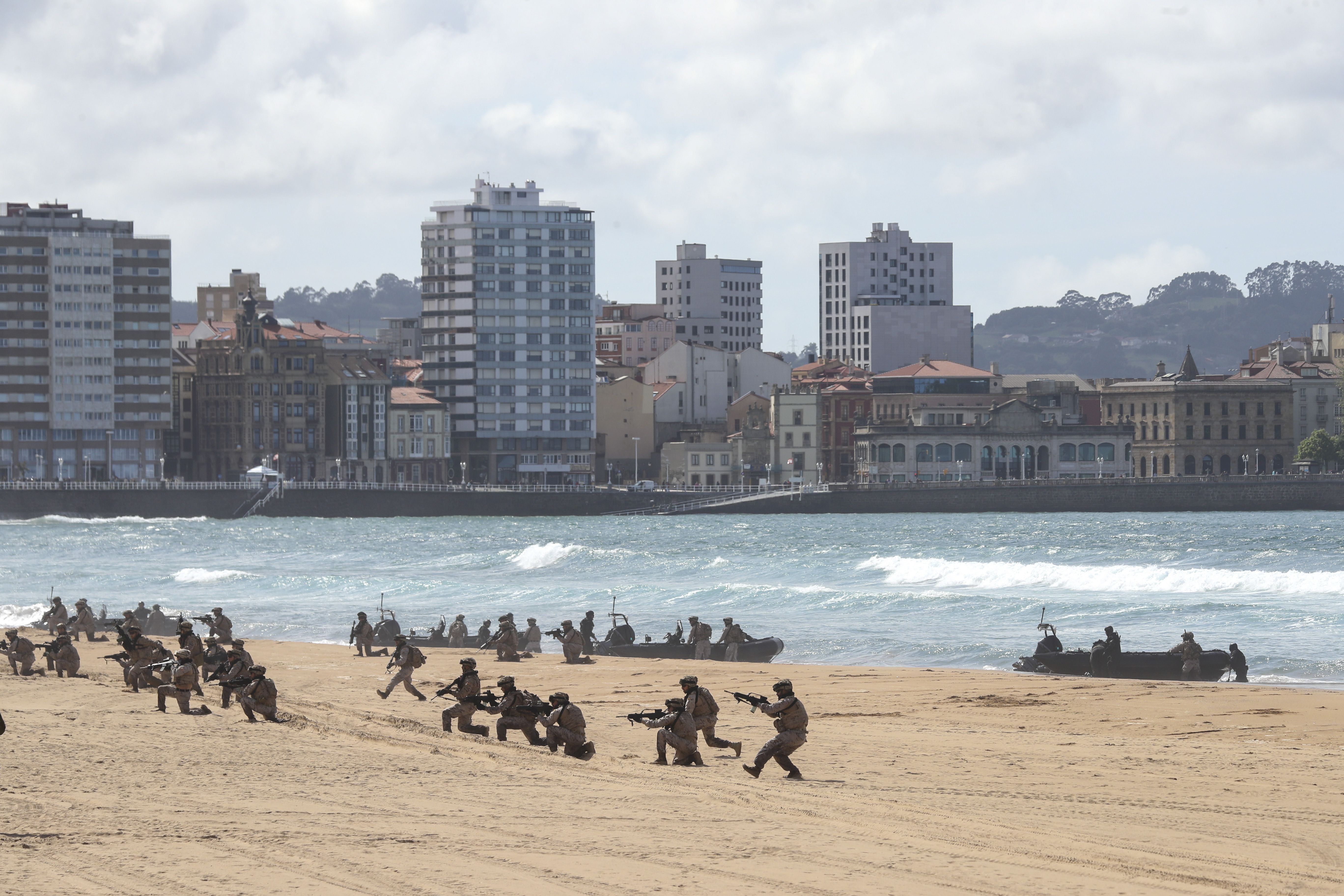 Gijón vive un desembarco de película del Ejército