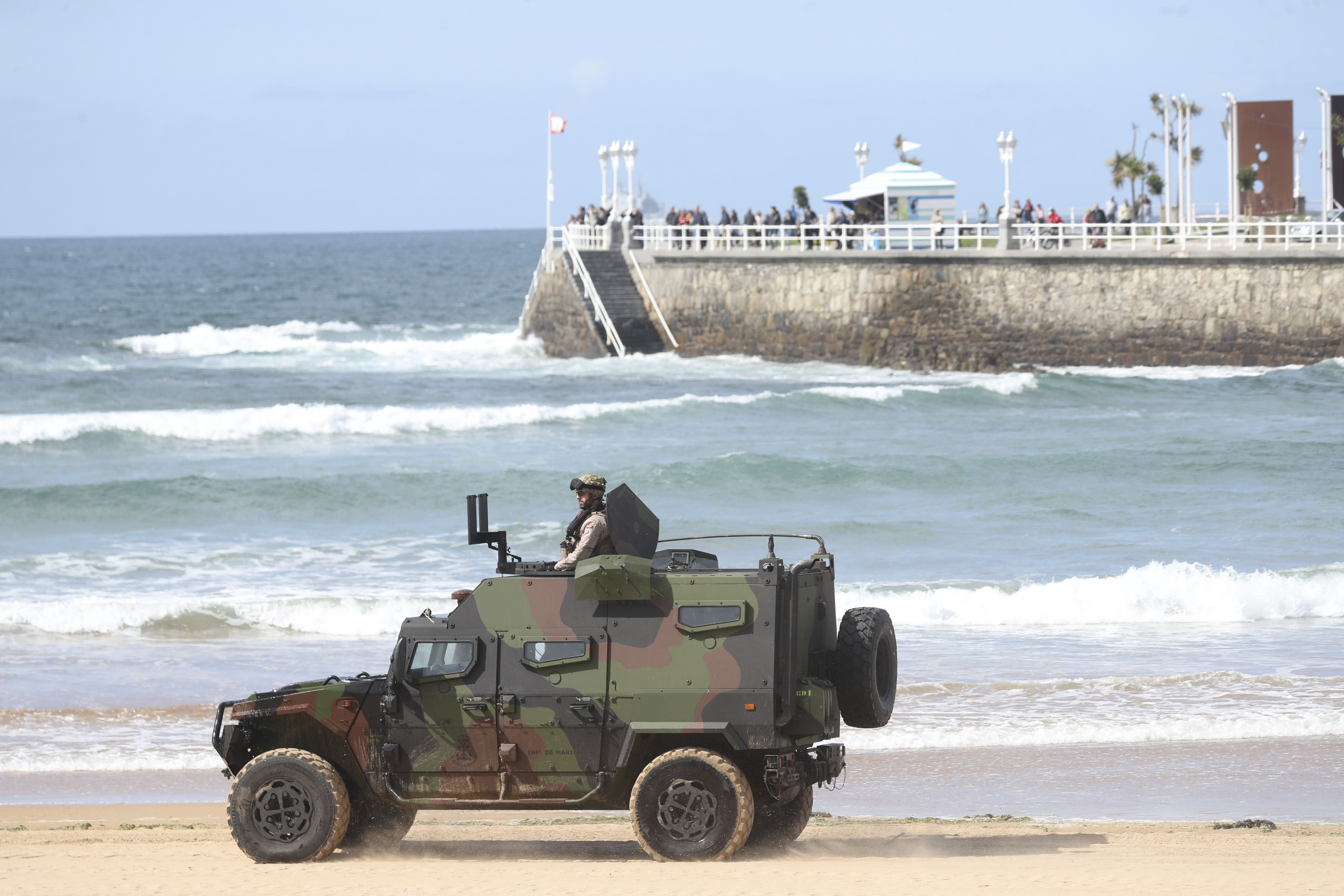 Gijón vive un desembarco de película del Ejército