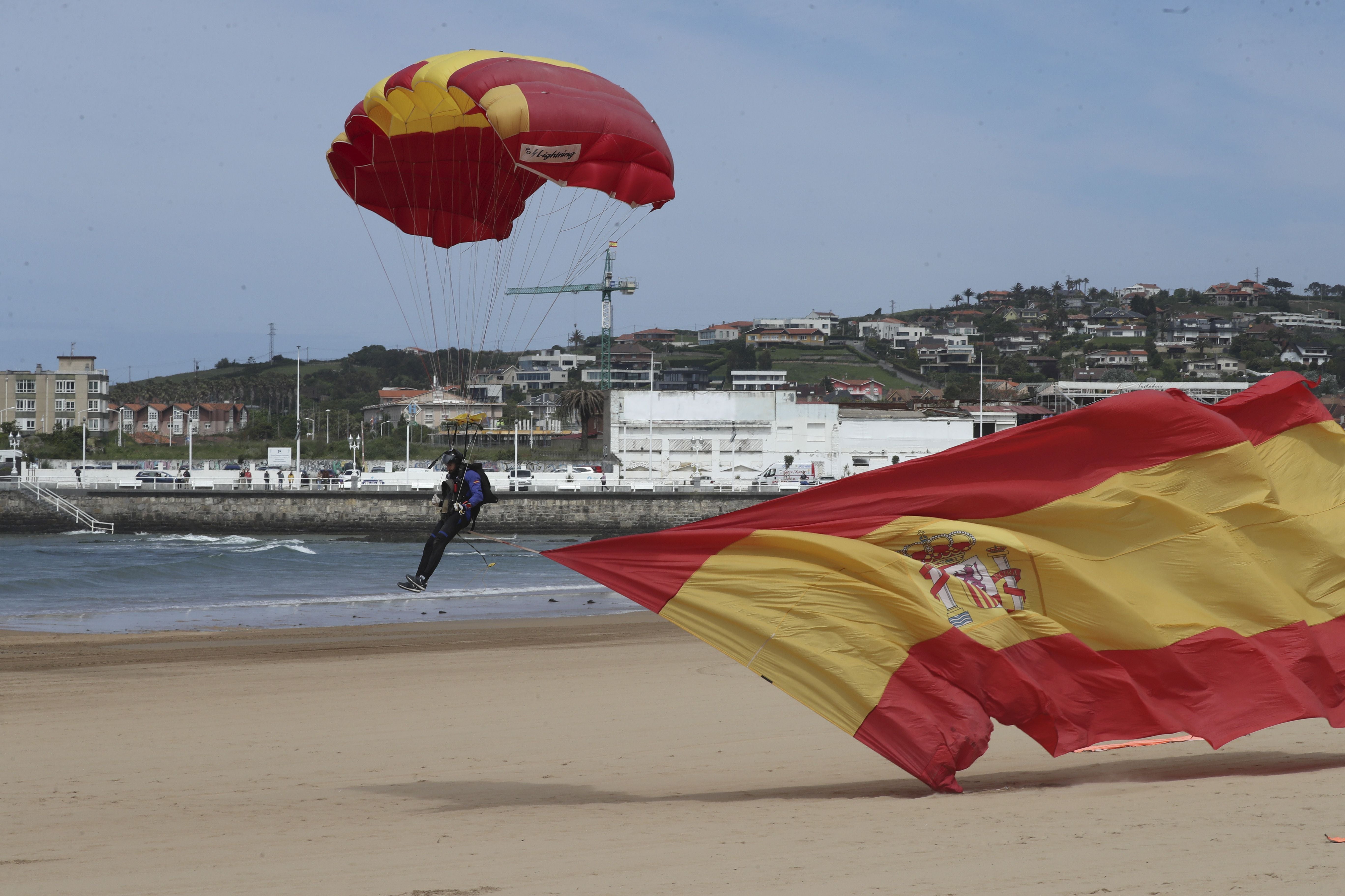 Gijón vive un desembarco de película del Ejército