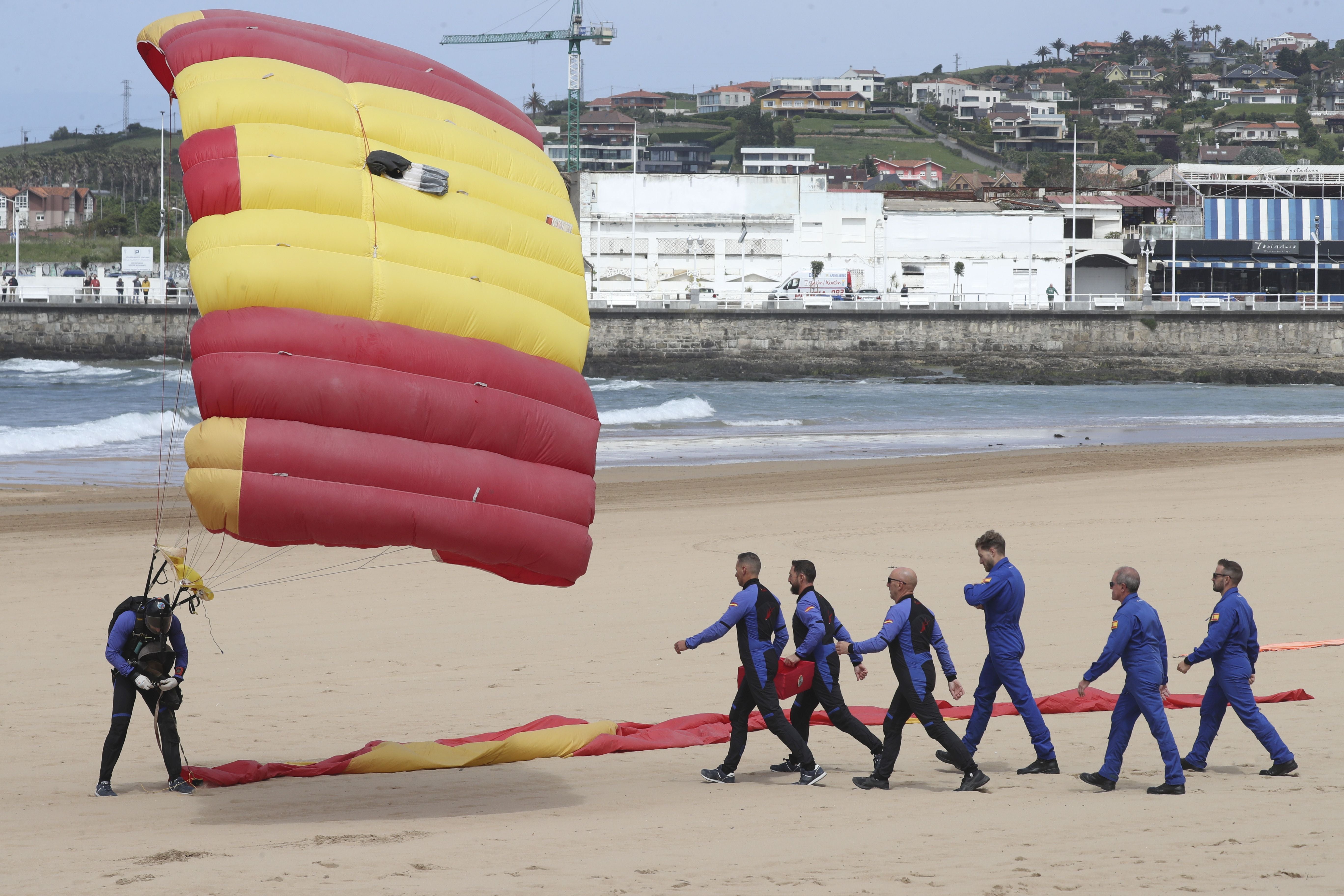 Gijón vive un desembarco de película del Ejército