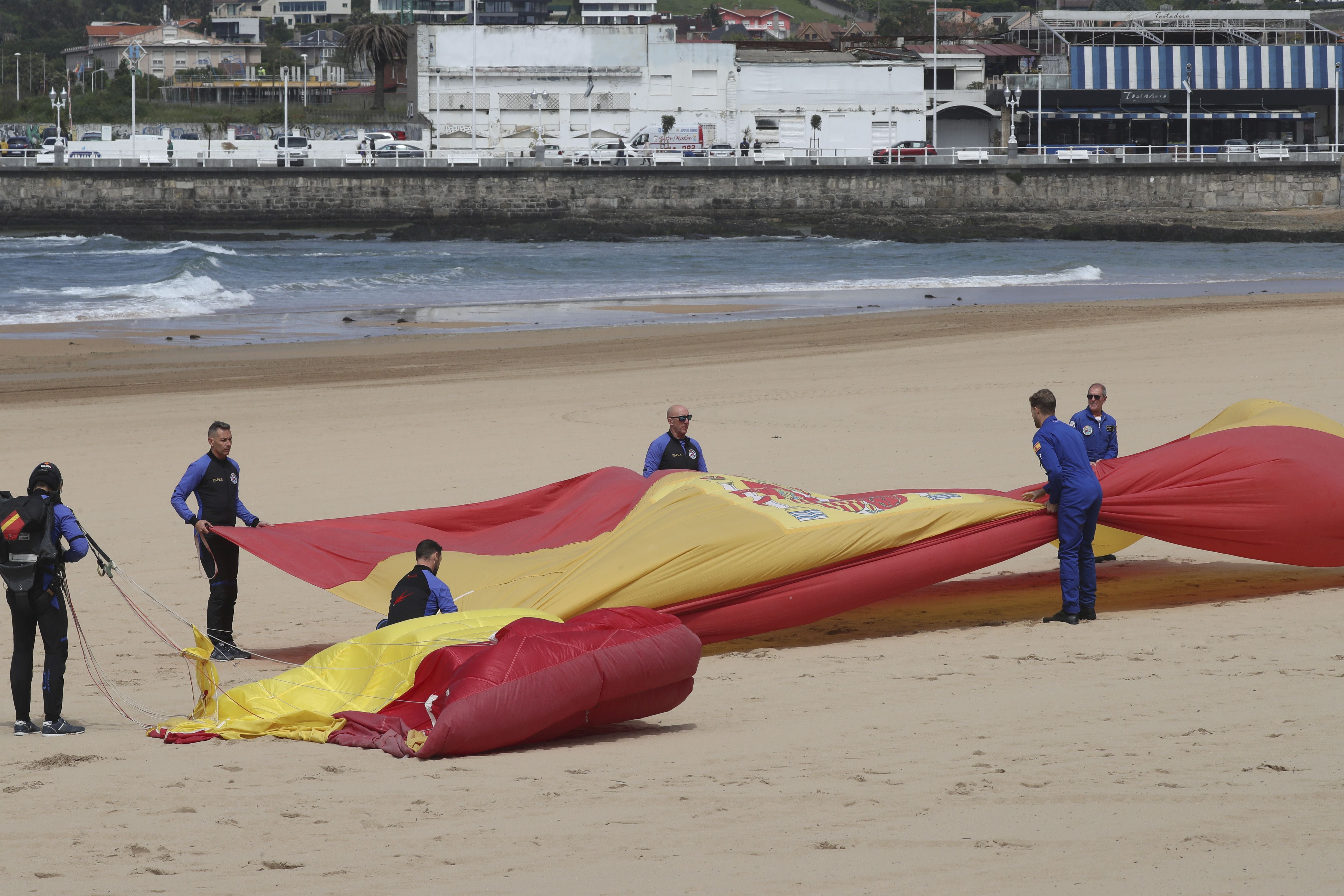 Gijón vive un desembarco de película del Ejército