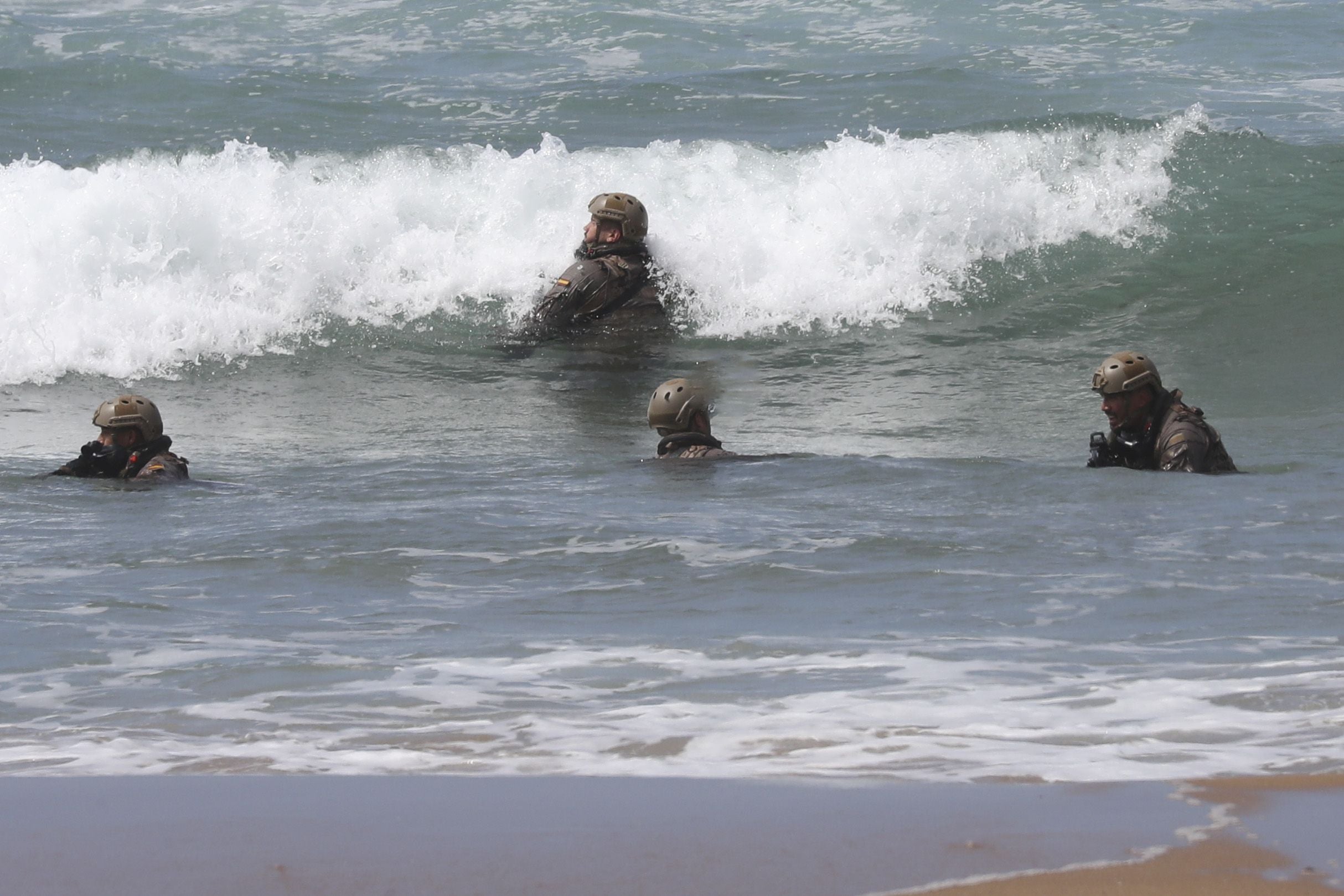 Gijón vive un desembarco de película del Ejército