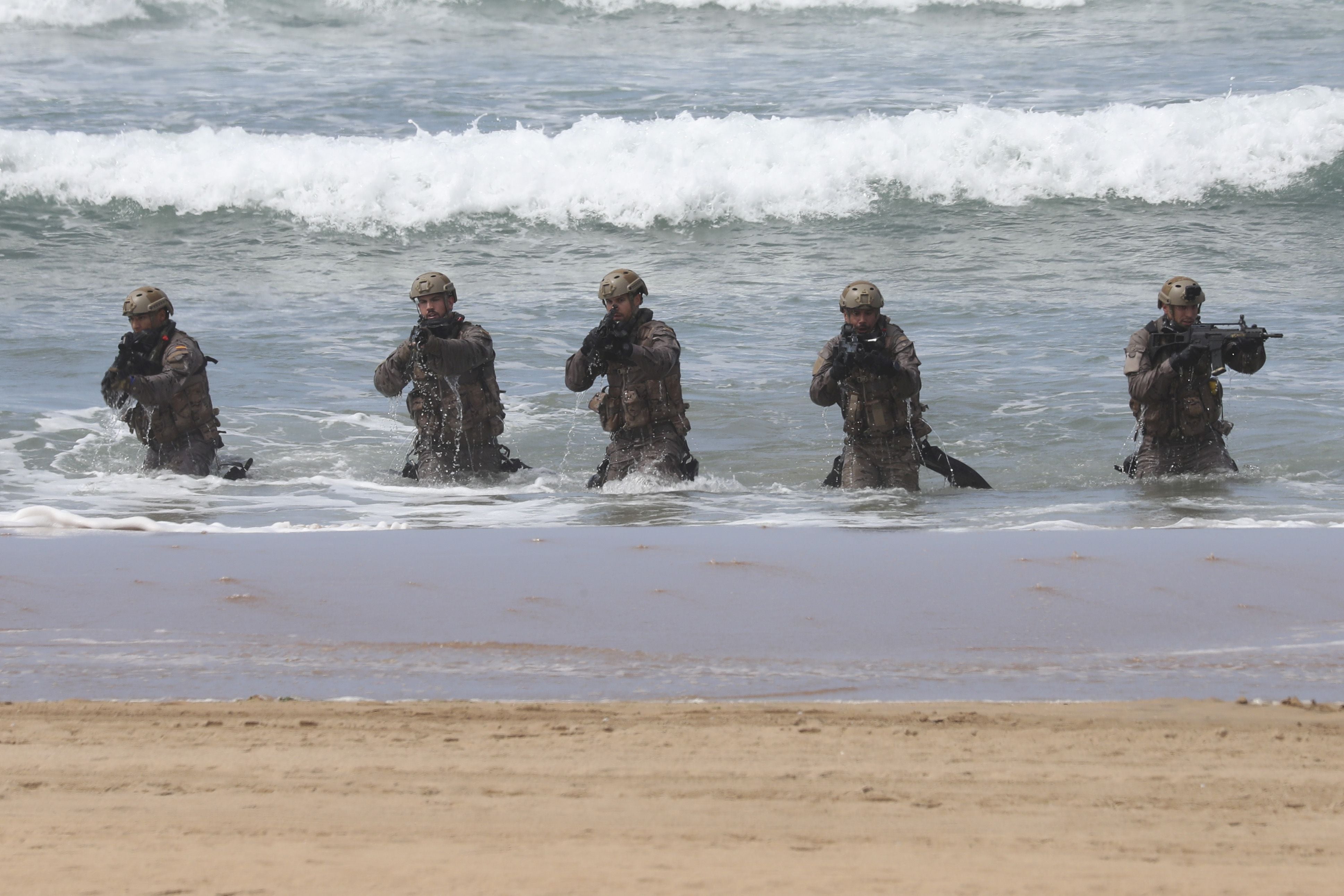 Gijón vive un desembarco de película del Ejército