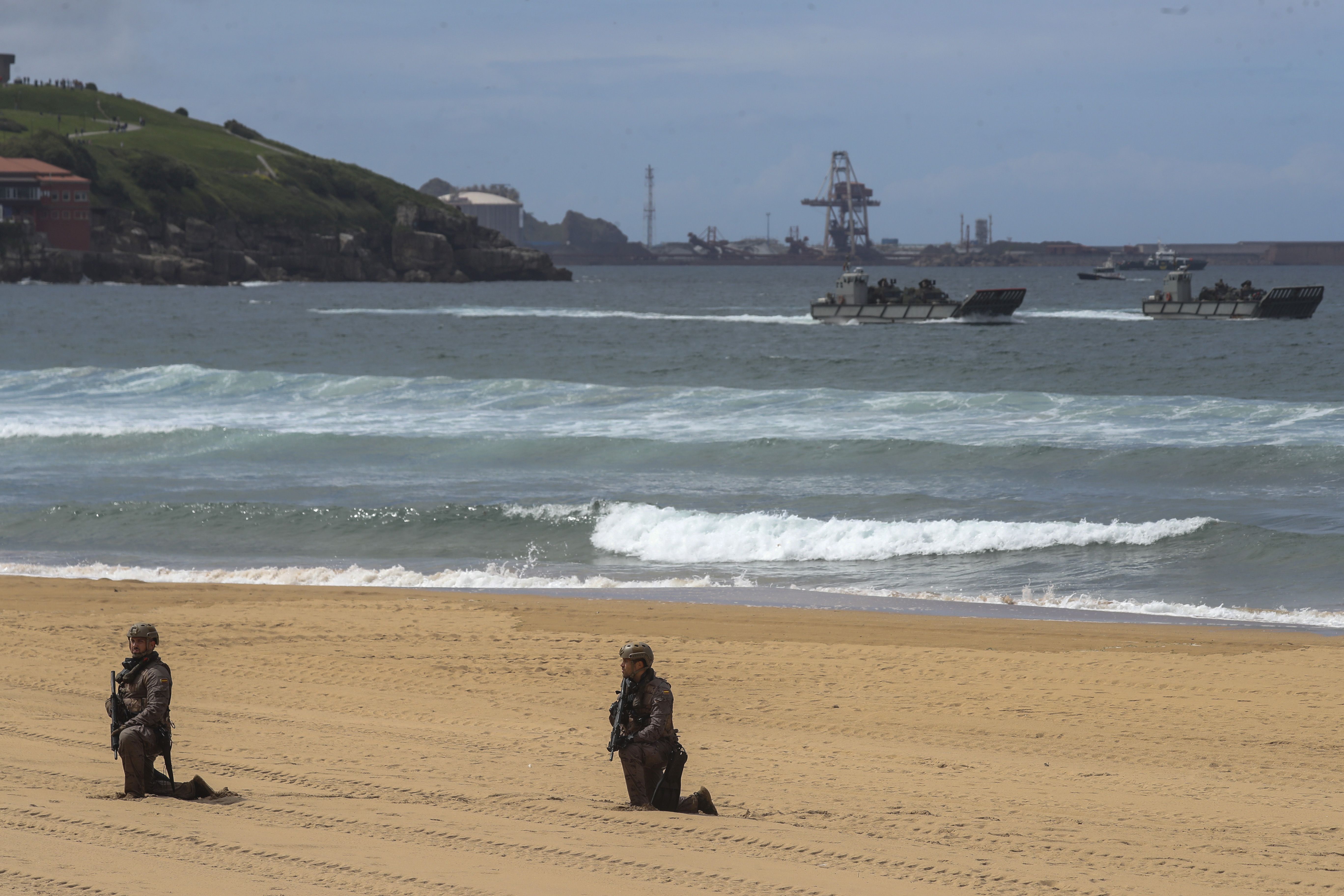 Gijón vive un desembarco de película del Ejército