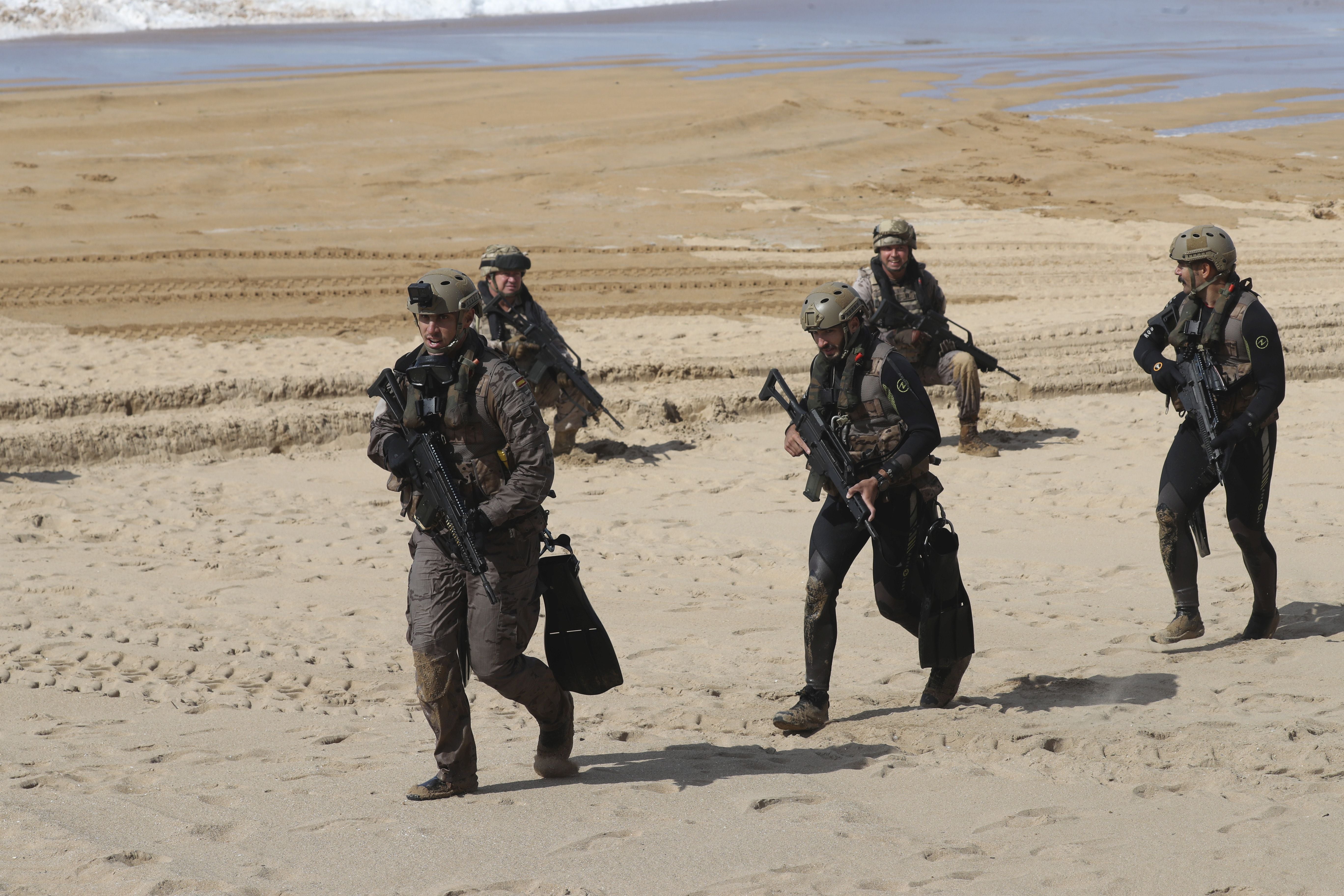 Gijón vive un desembarco de película del Ejército