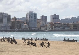 Espectacular ensayo militar en la playa de San Lorenzo en Gijón.