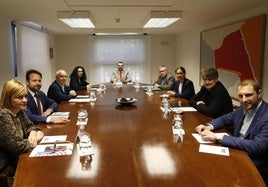 De izquierda a derecha en la imagen, la diputada del grupo Mixto, Covadonga Tomé; el portavoz del grupo parlamentario Popular, Álvaro Queipo; el director general de el director general Acción Cultural y Normalización Llingüística, Antón García; la consejera de Cultura, Política Llingüística y Deportes, Vanessa Gutiérrez; el presidente del Principado de Asturias, Adrián Barbón; el presidente de la Academia de la Llingua Asturiana (ALLA), Xosé Antón González Riaño; la portavoz del grupo parlamentario socialista, Dolores Carcedo; el portavoz de Convocatoria por Asturies-IU-Más País-IAS, Xabel Vegas, y el diputado del Grupo Mixto, Adrián Pumares.