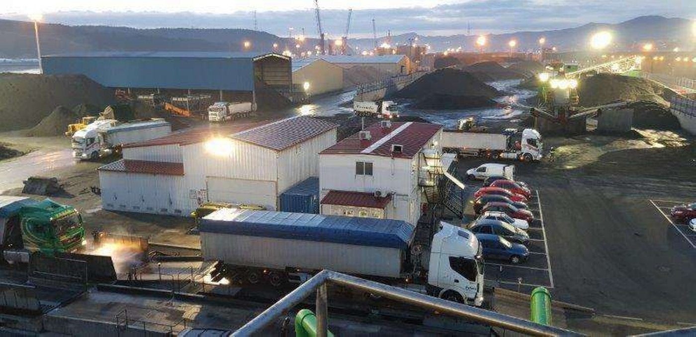 Imagen de la planta de carbones de García Munté en el muelle de Raíces que aparece en el documento medioambiental.