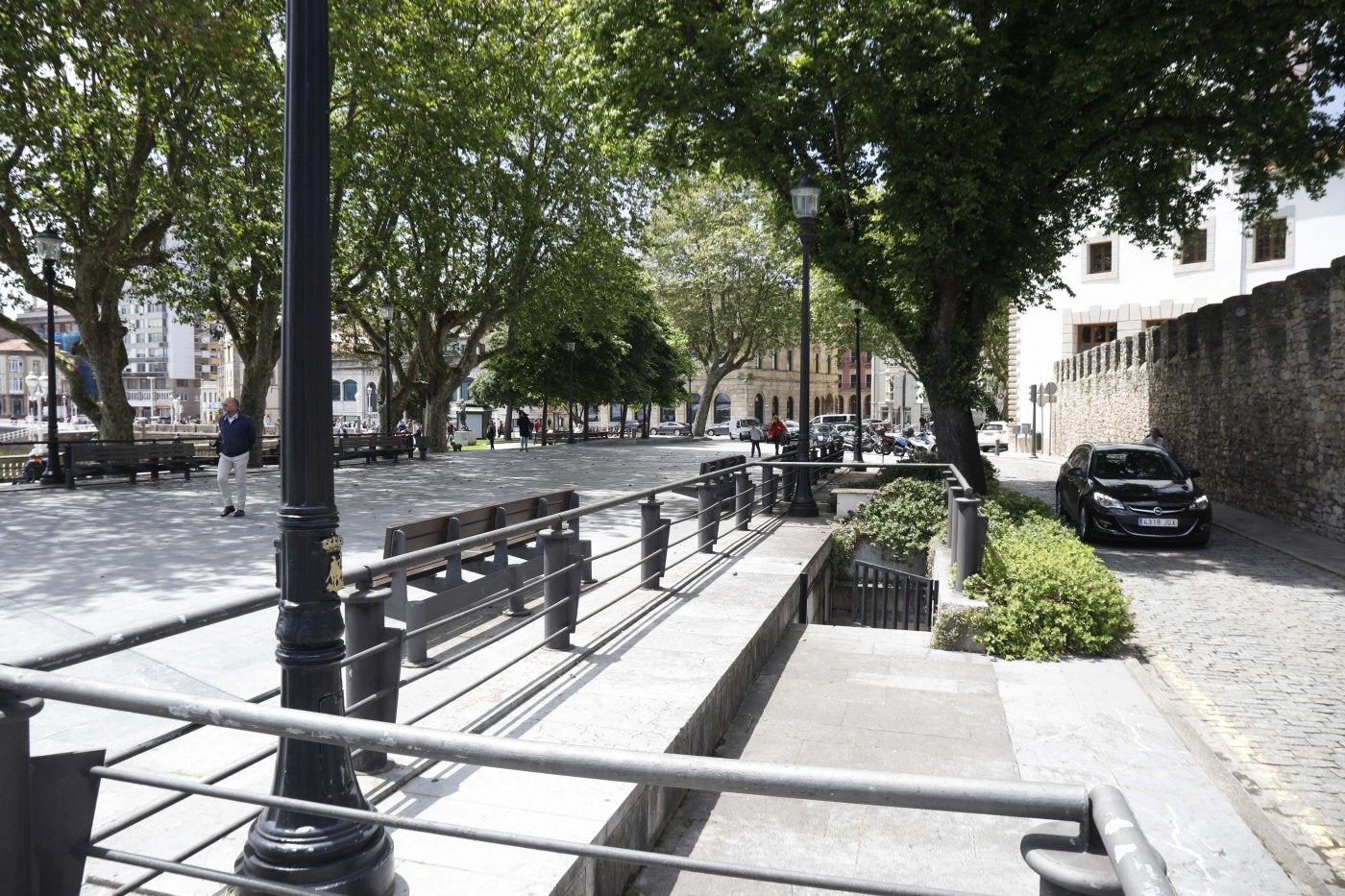 Plaza central del Campo Valdés, desde la zona colindante con el colegio Santo Ángel de la Guarda.