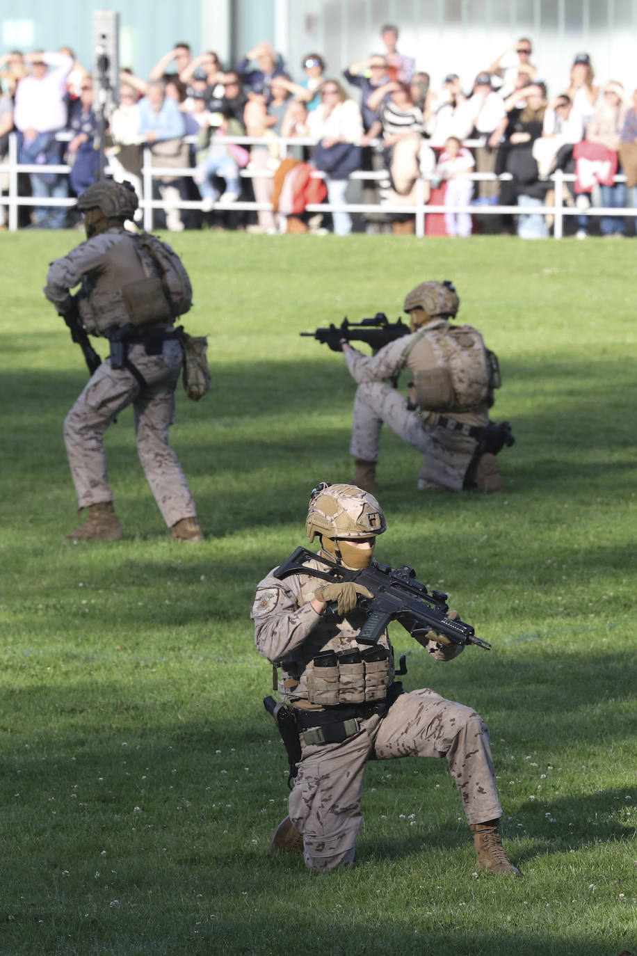 Las Mestas, escenario militar en Gijón