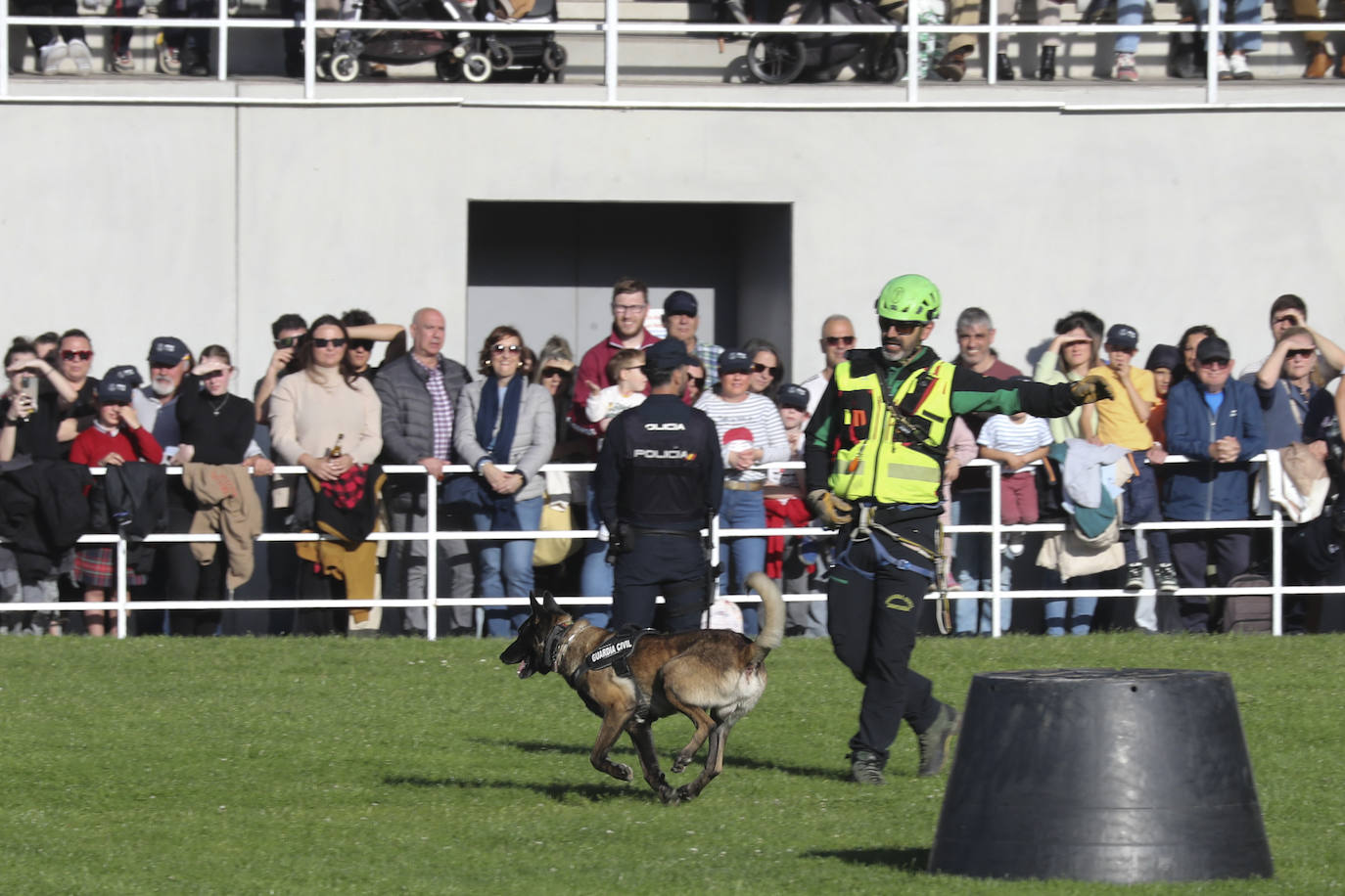 Las Mestas, escenario militar en Gijón