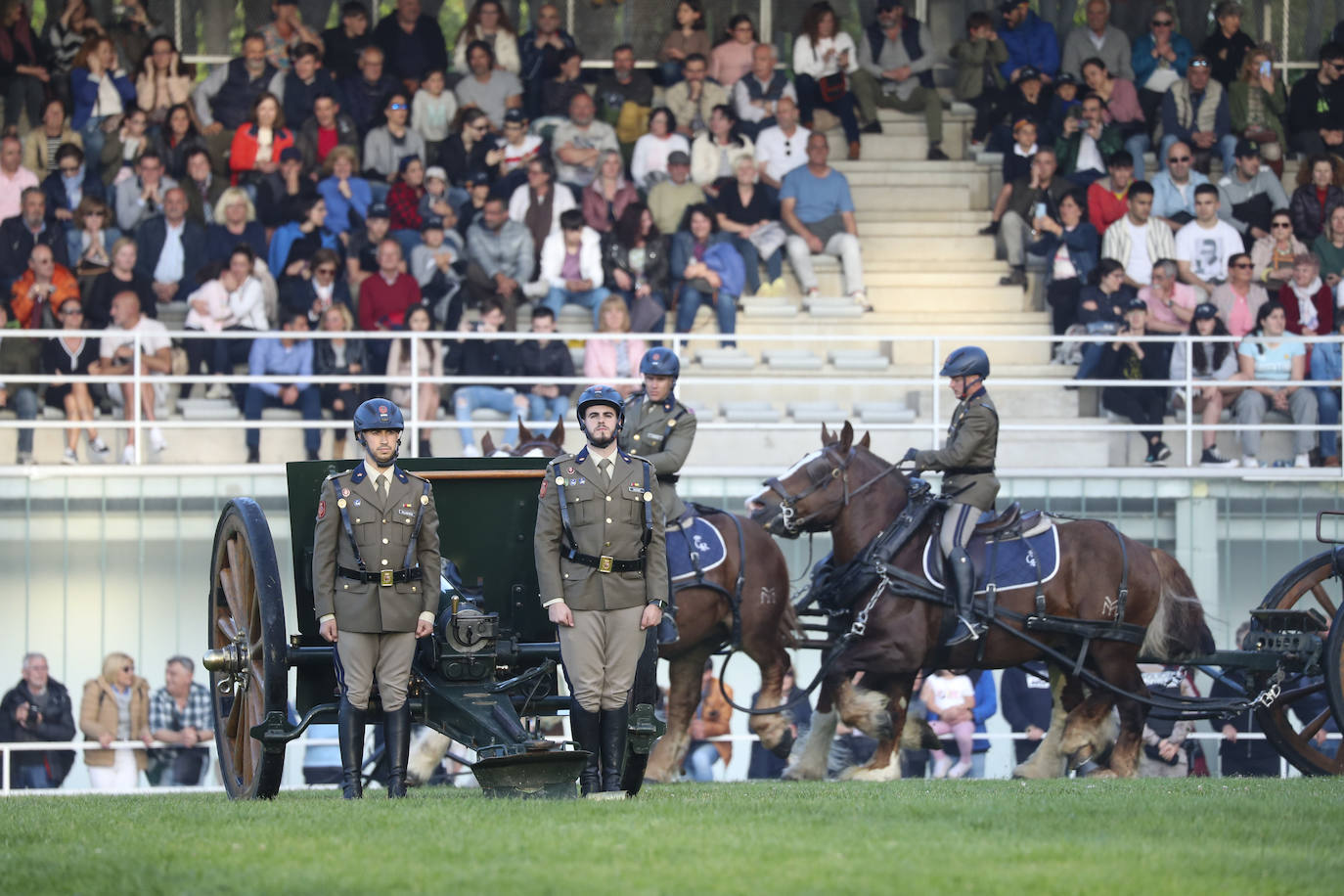 Las Mestas, escenario militar en Gijón