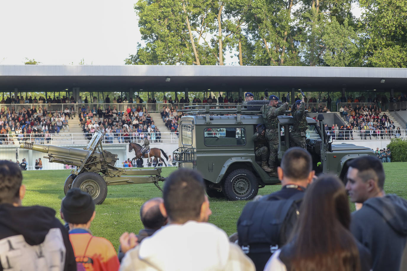 Las Mestas, escenario militar en Gijón