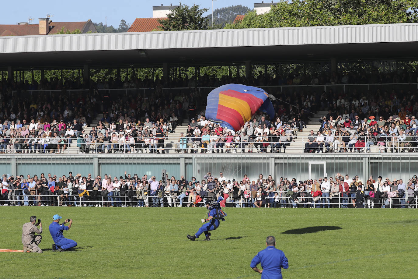 Las Mestas, escenario militar en Gijón