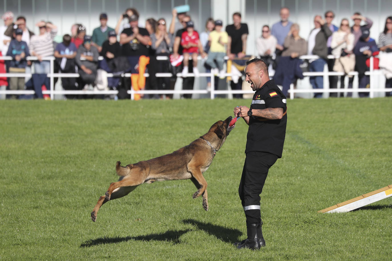 Las Mestas, escenario militar en Gijón