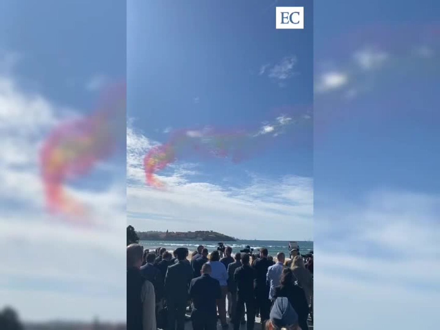 Así sonó el himno de España en la playa de San Lorenzo al paso de la Patrulla Águila