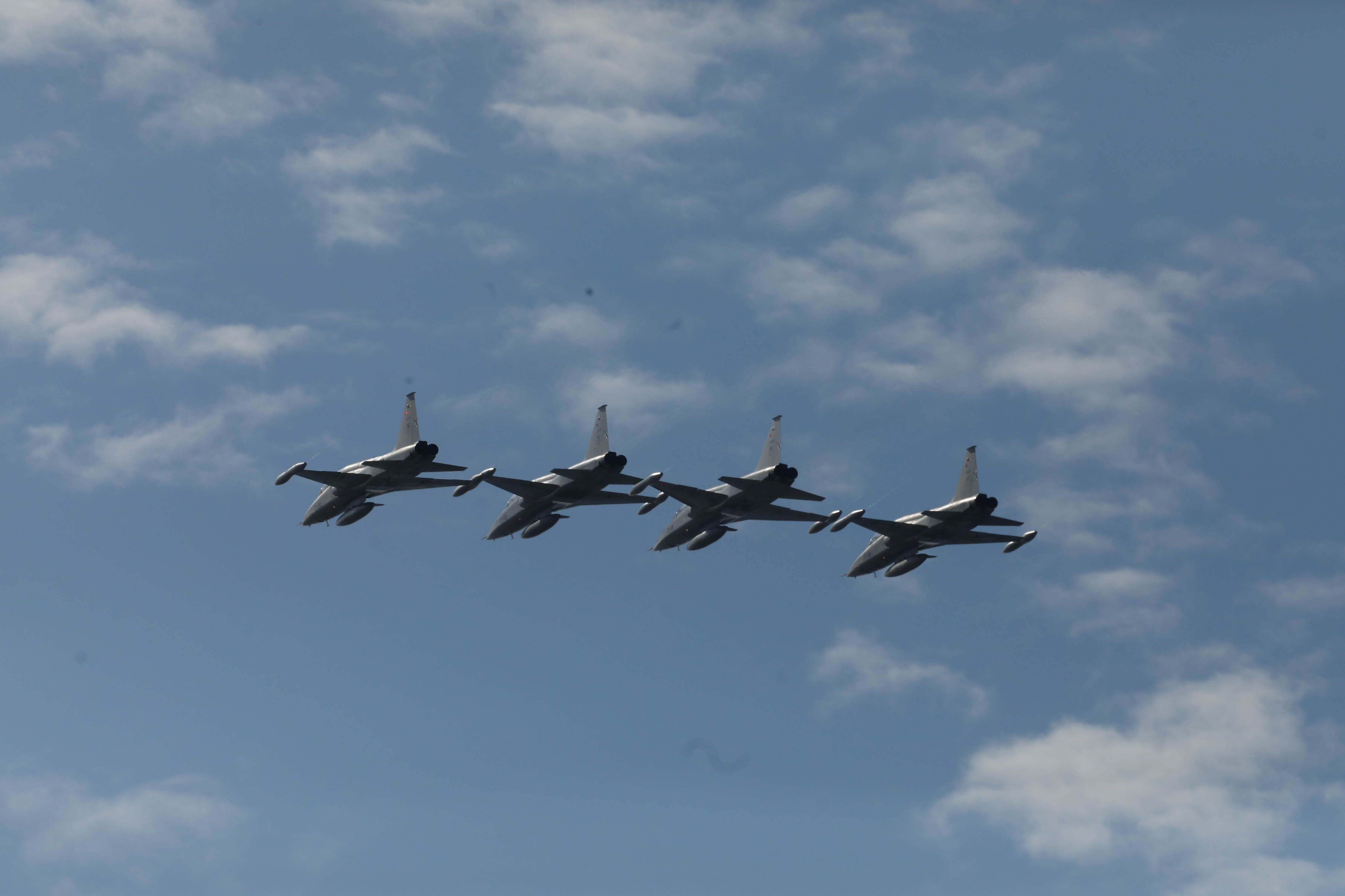 Acrobacias aéreas y desembarco militar: las impresionantes fotos de las Fuerzas Armadas en Gijón