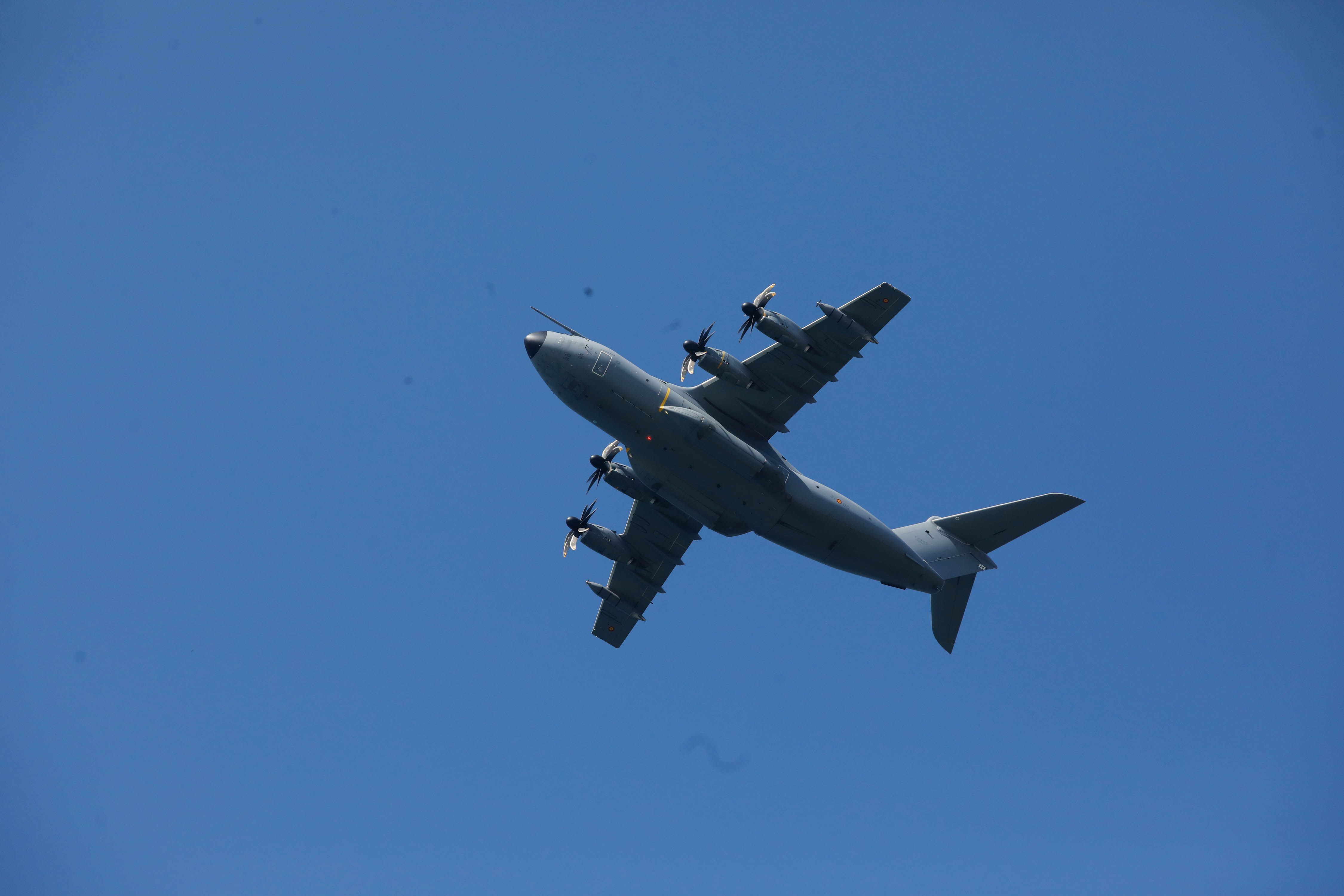 Acrobacias aéreas y desembarco militar: las impresionantes fotos de las Fuerzas Armadas en Gijón