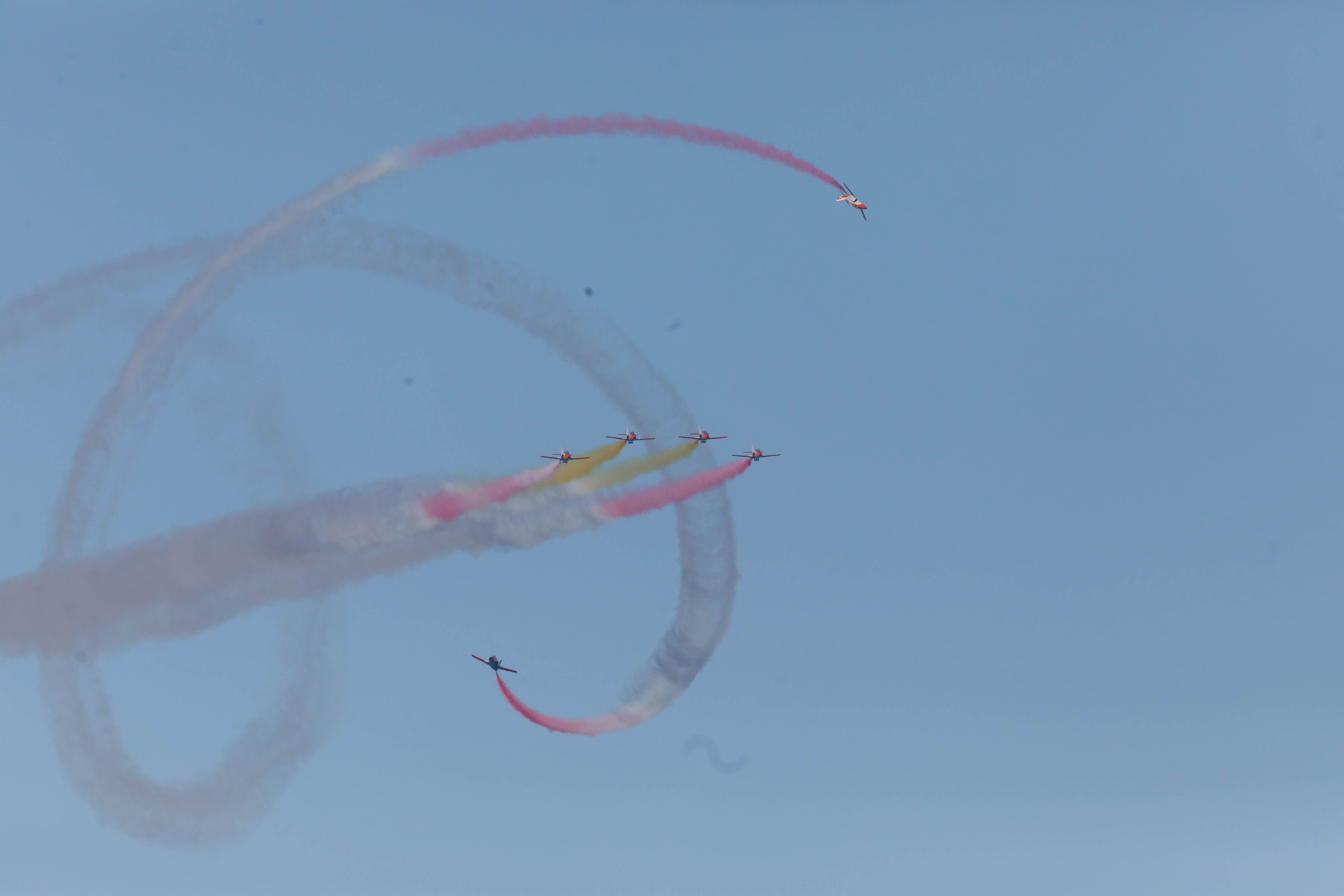 Acrobacias aéreas y desembarco militar: las impresionantes fotos de las Fuerzas Armadas en Gijón