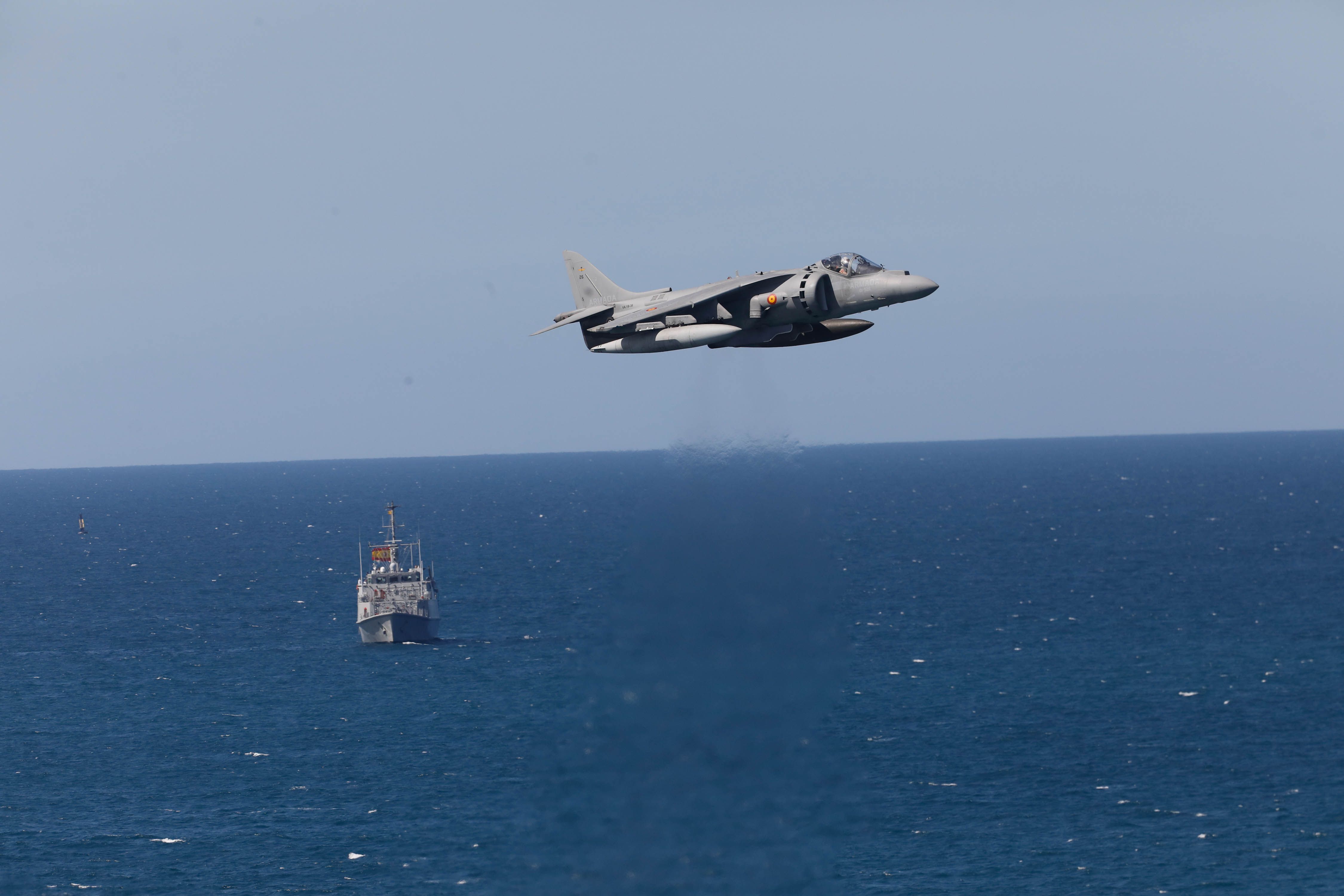 Acrobacias aéreas y desembarco militar: las impresionantes fotos de las Fuerzas Armadas en Gijón