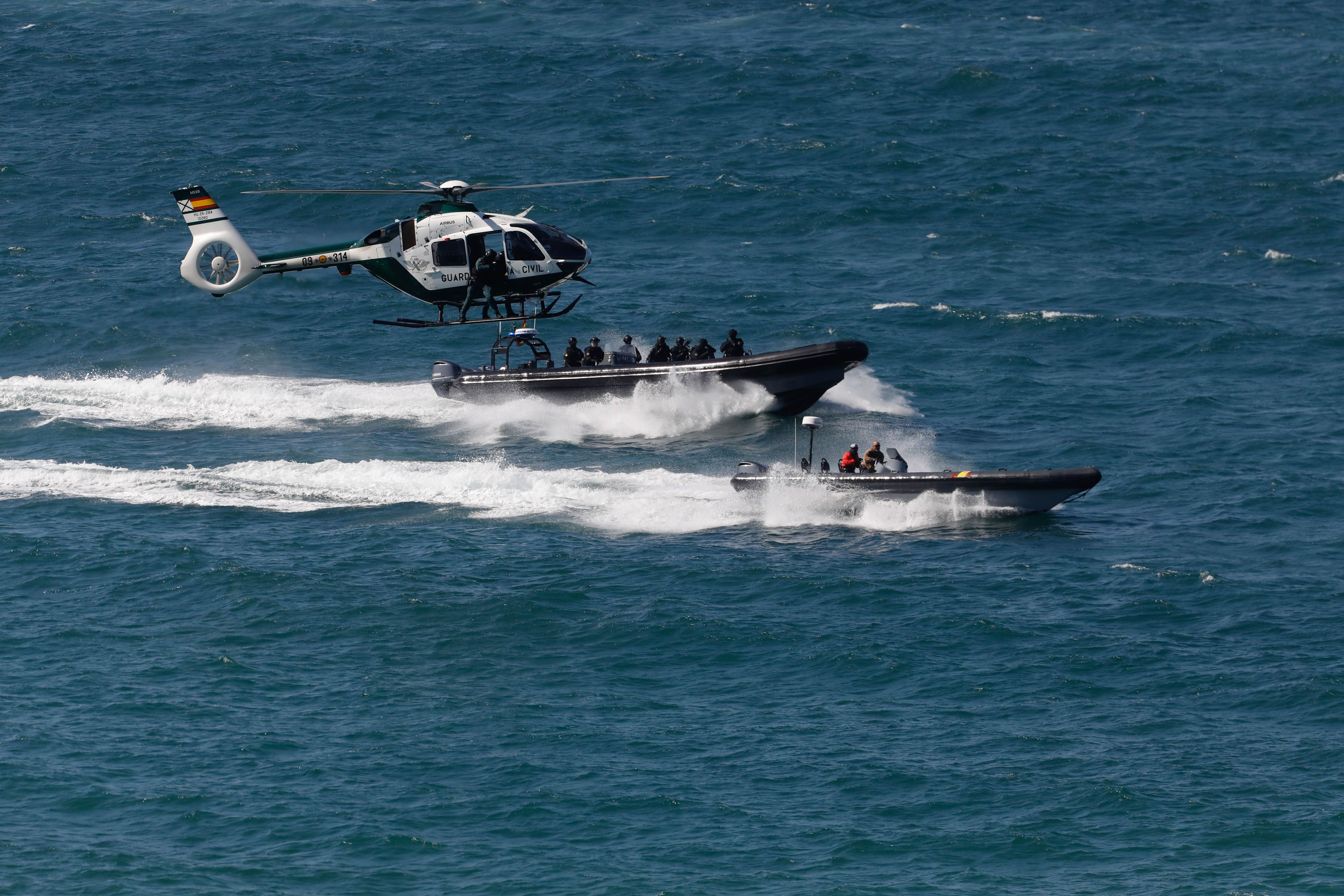 Acrobacias aéreas y desembarco militar: las impresionantes fotos de las Fuerzas Armadas en Gijón