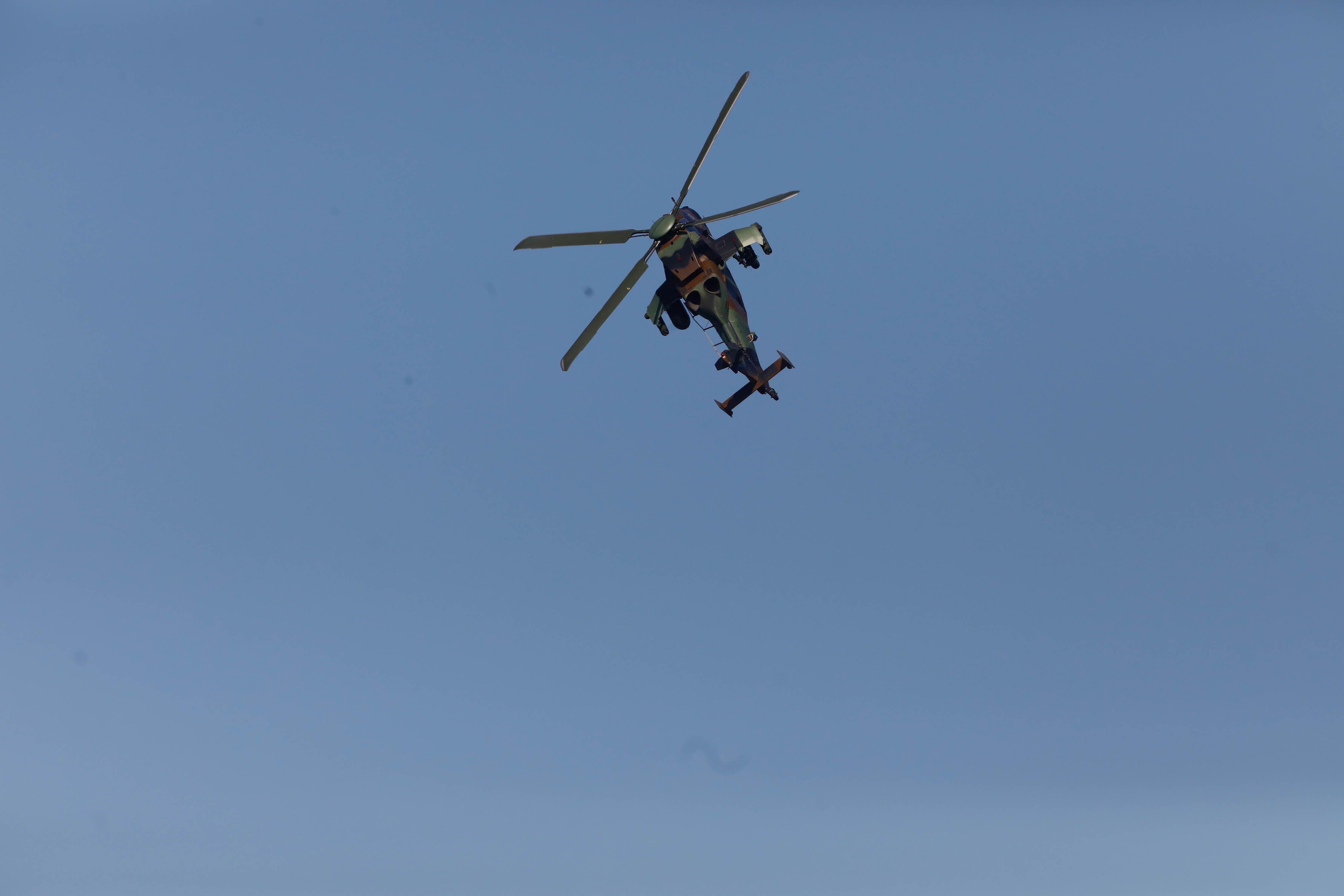 Acrobacias aéreas y desembarco militar: las impresionantes fotos de las Fuerzas Armadas en Gijón