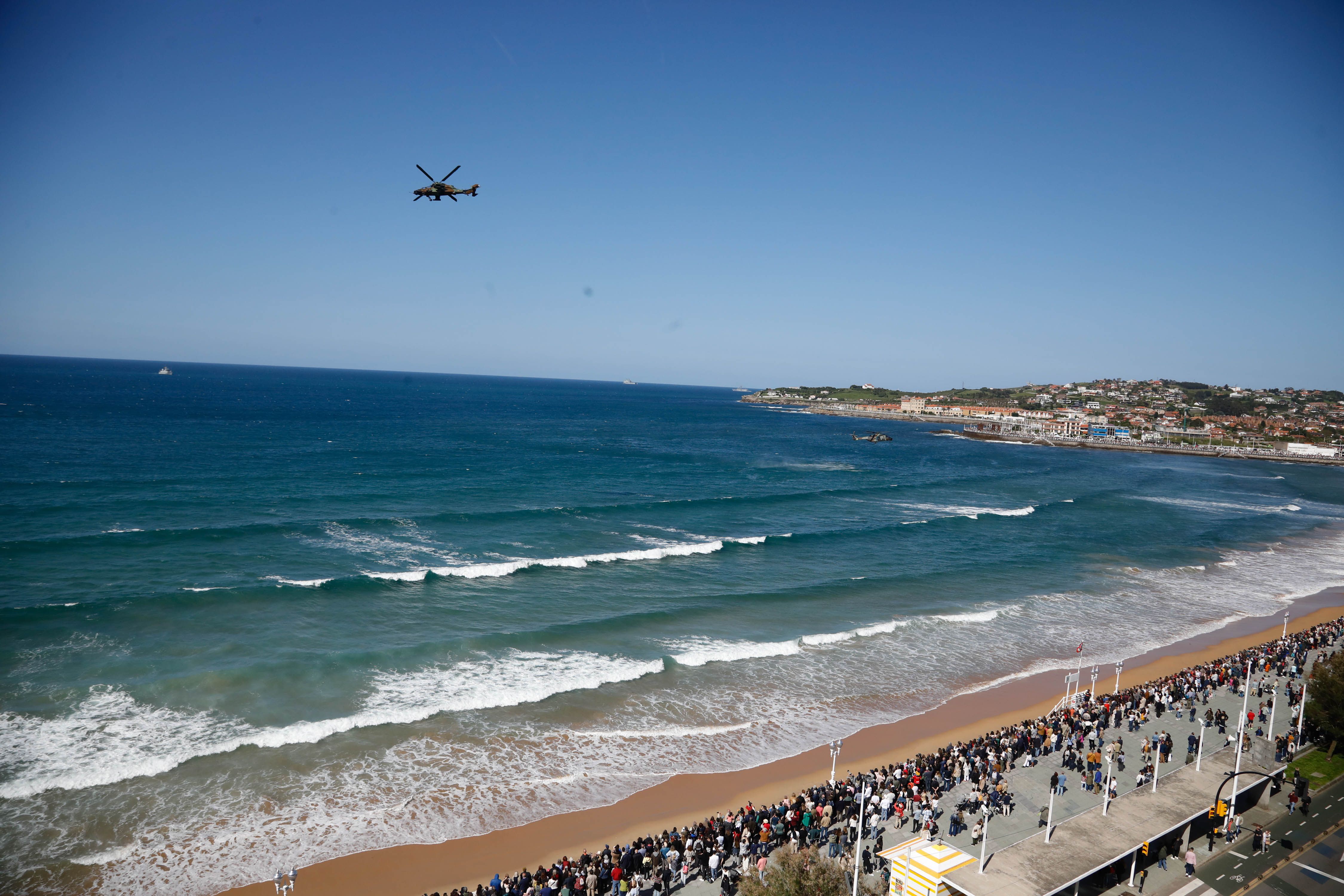 Acrobacias aéreas y desembarco militar: las impresionantes fotos de las Fuerzas Armadas en Gijón