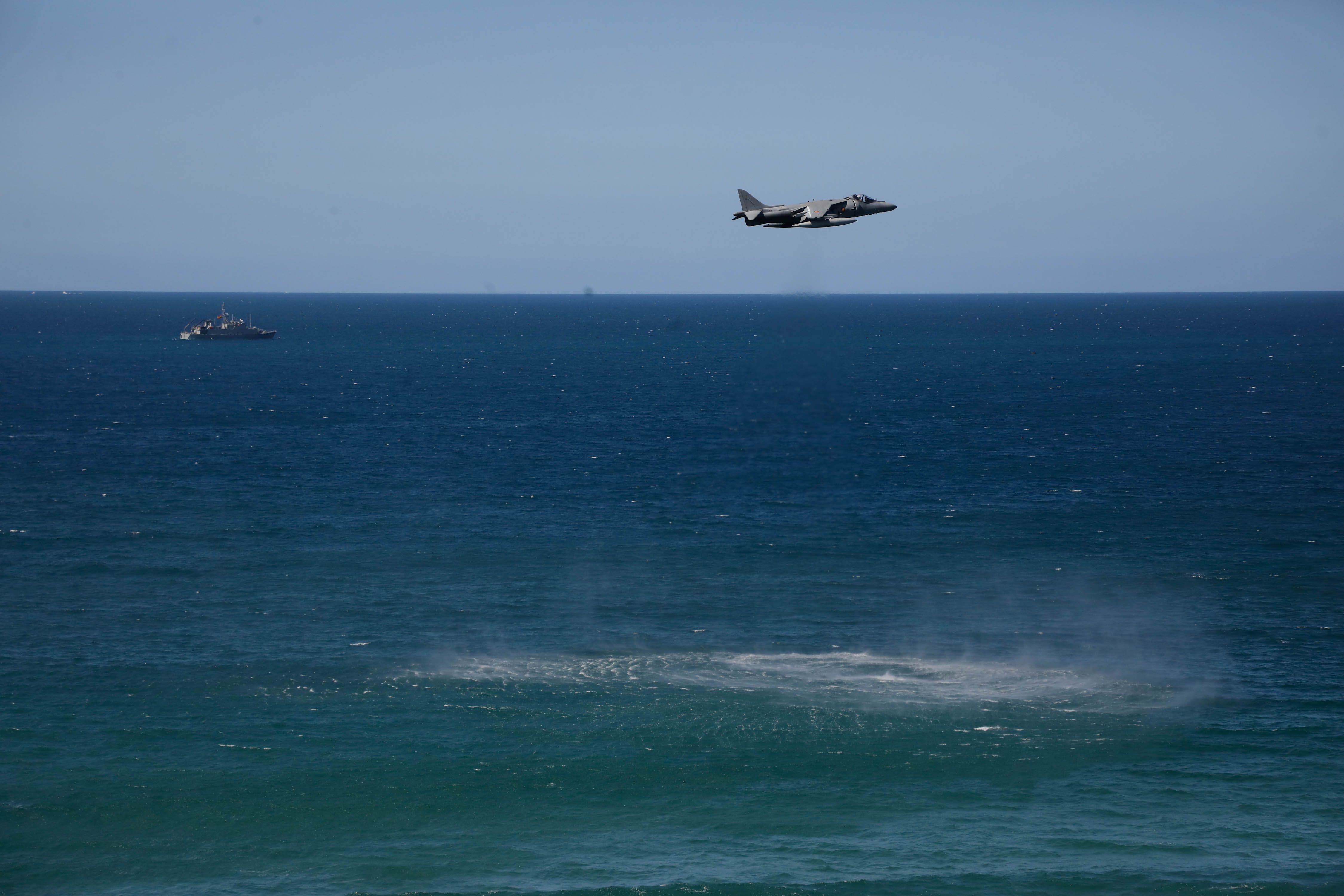 Acrobacias aéreas y desembarco militar: las impresionantes fotos de las Fuerzas Armadas en Gijón