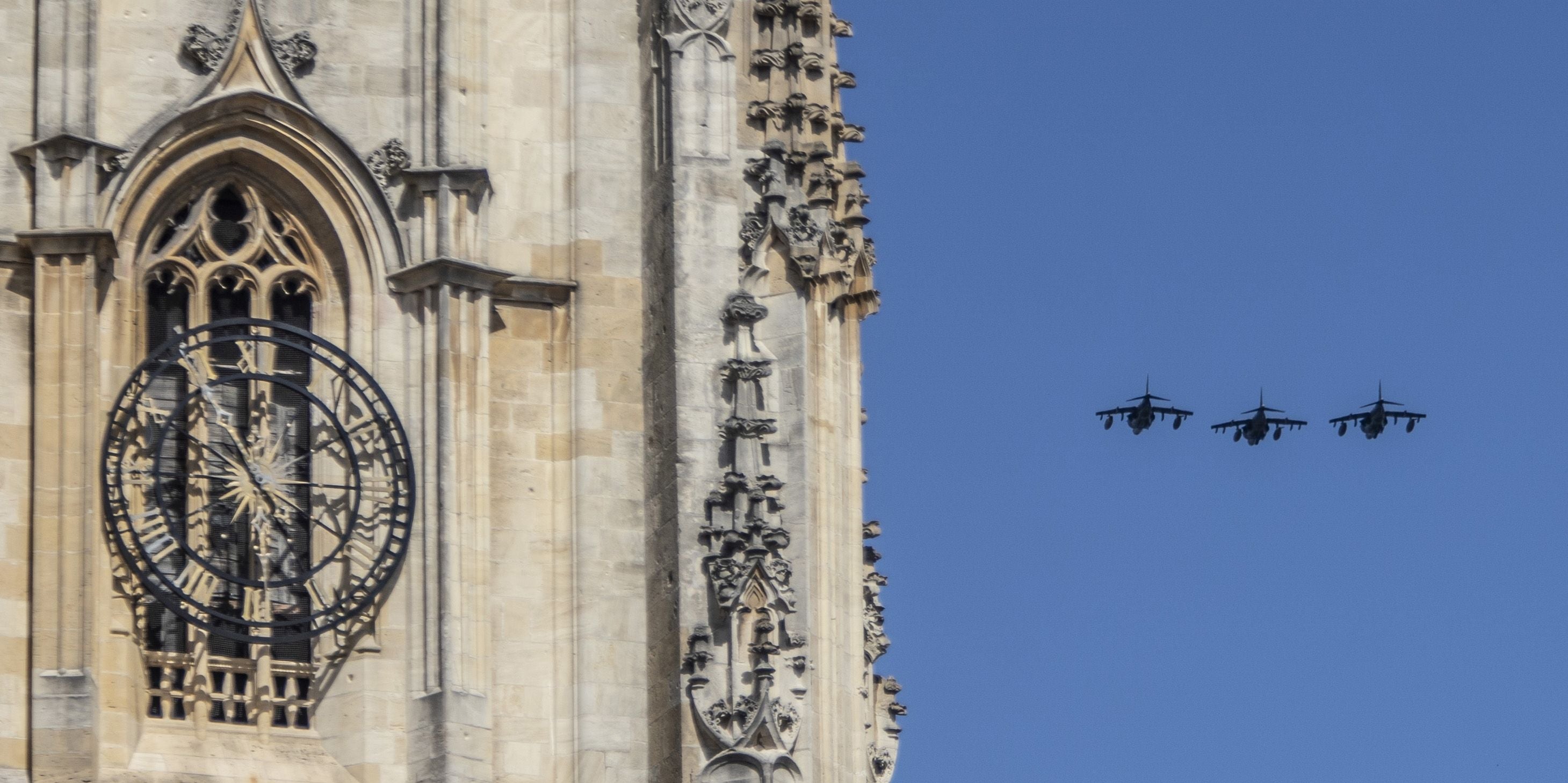 El desfile aéreo en Oviedo