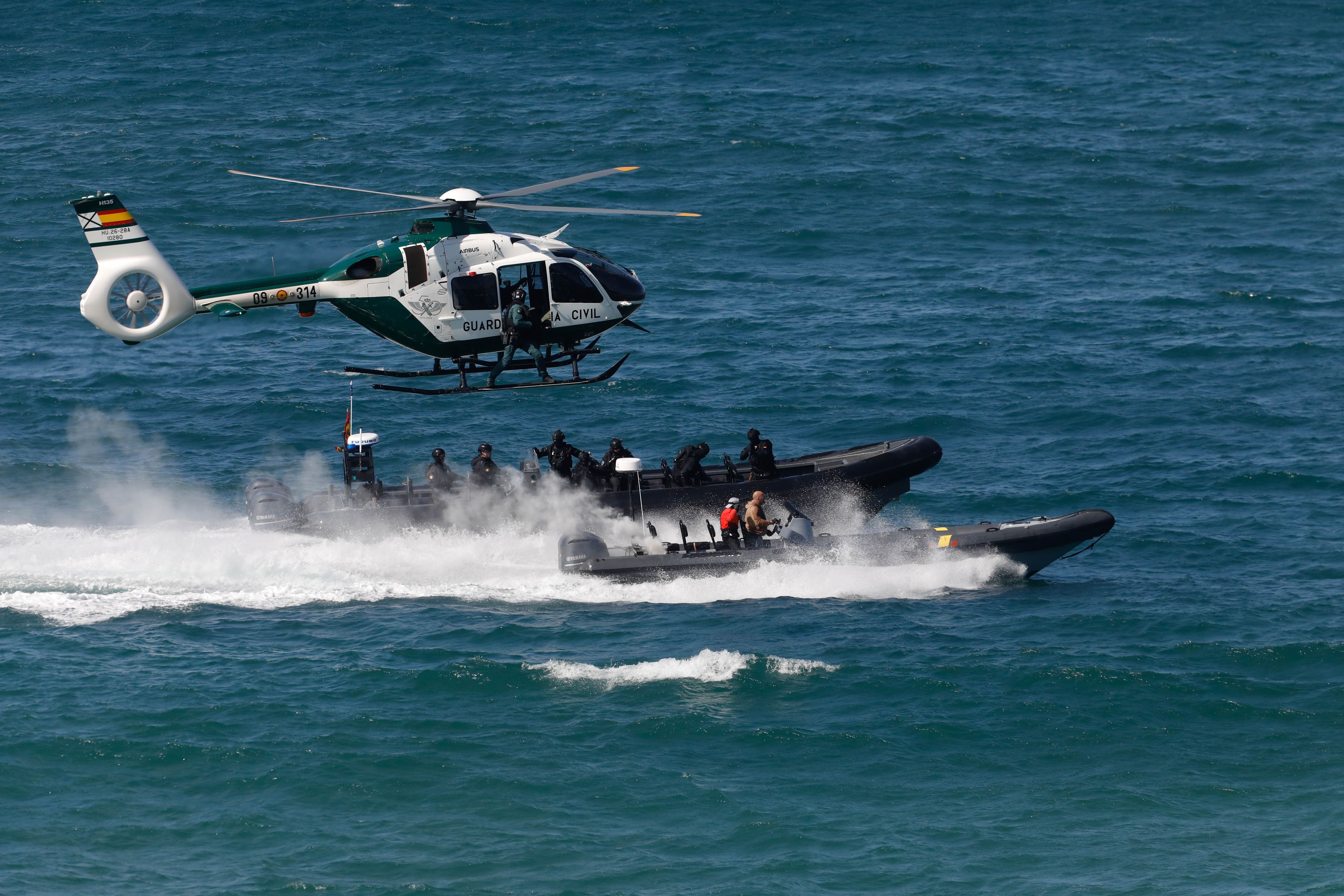 Acrobacias aéreas y desembarco militar: las impresionantes fotos de las Fuerzas Armadas en Gijón