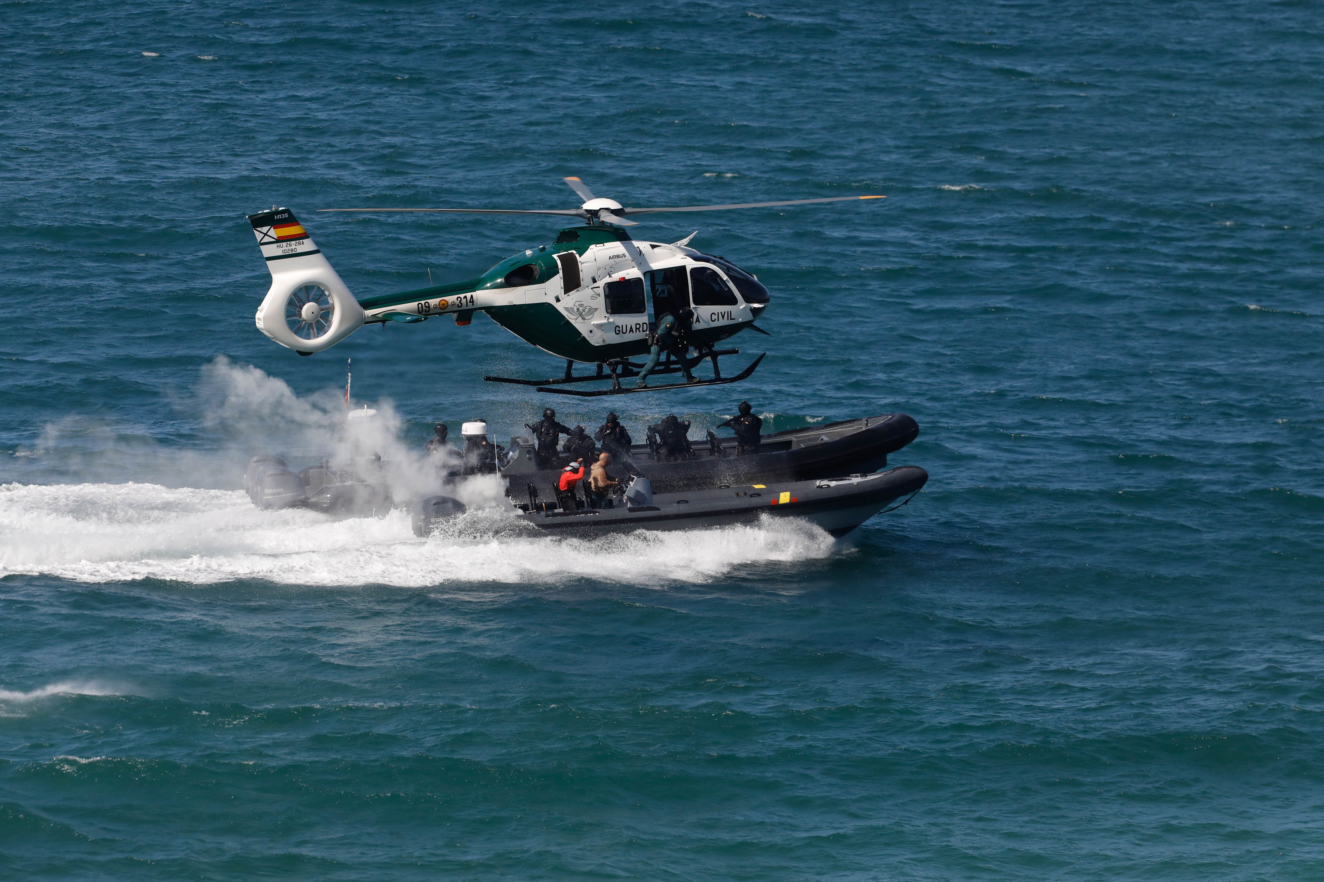 Acrobacias aéreas y desembarco militar: las impresionantes fotos de las Fuerzas Armadas en Gijón