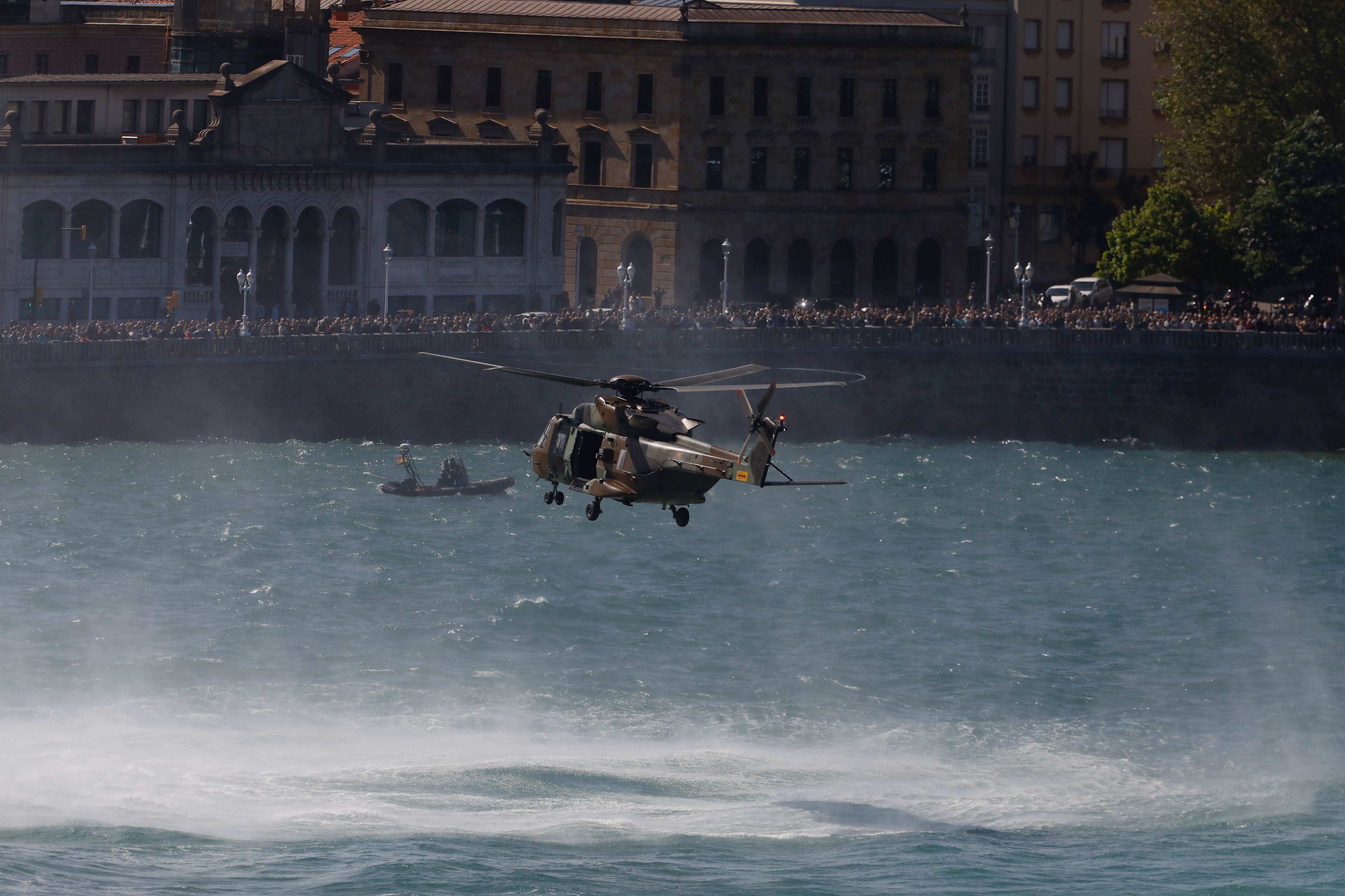 Acrobacias aéreas y desembarco militar: las impresionantes fotos de las Fuerzas Armadas en Gijón