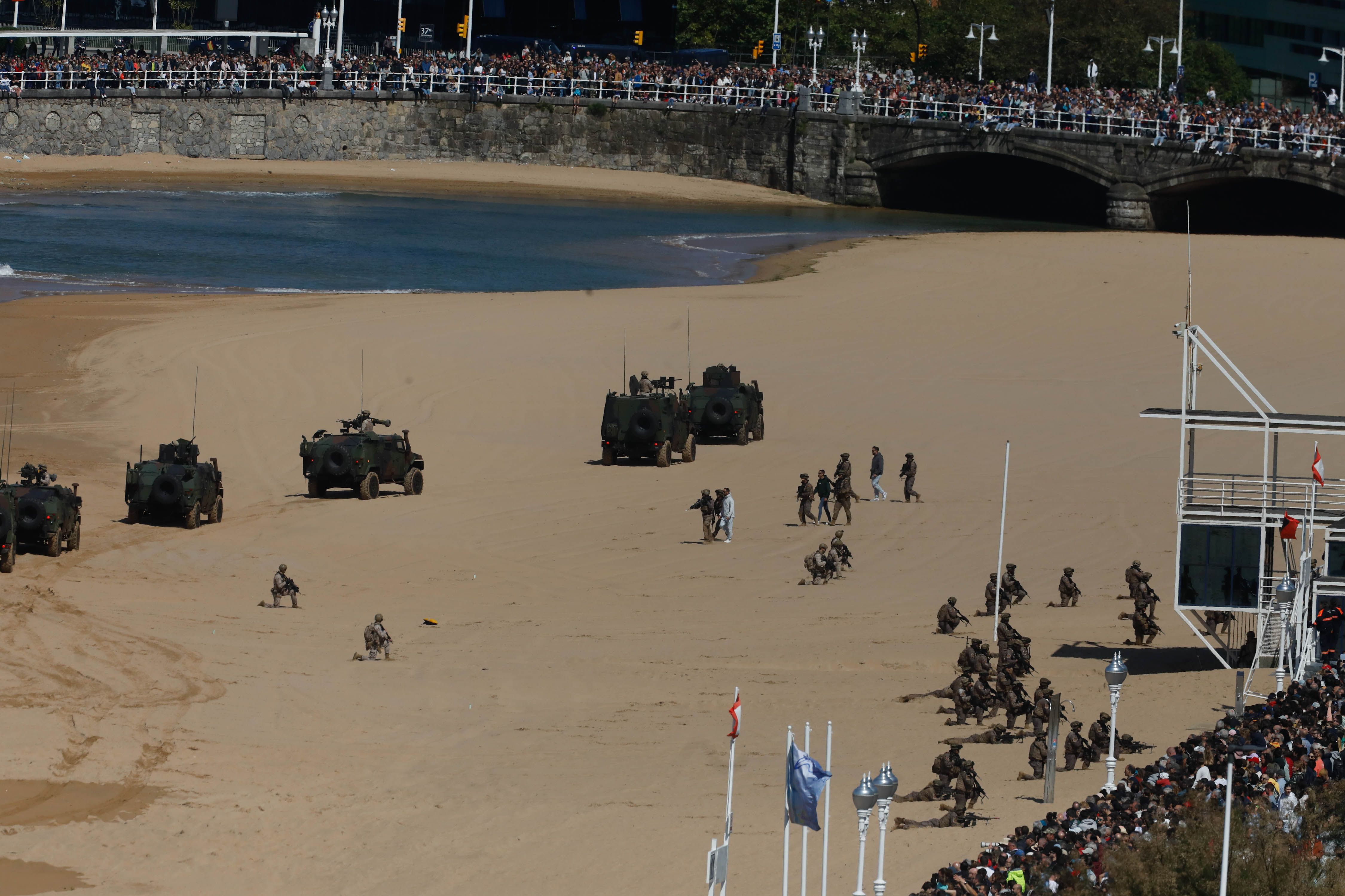 Acrobacias aéreas y desembarco militar: las impresionantes fotos de las Fuerzas Armadas en Gijón