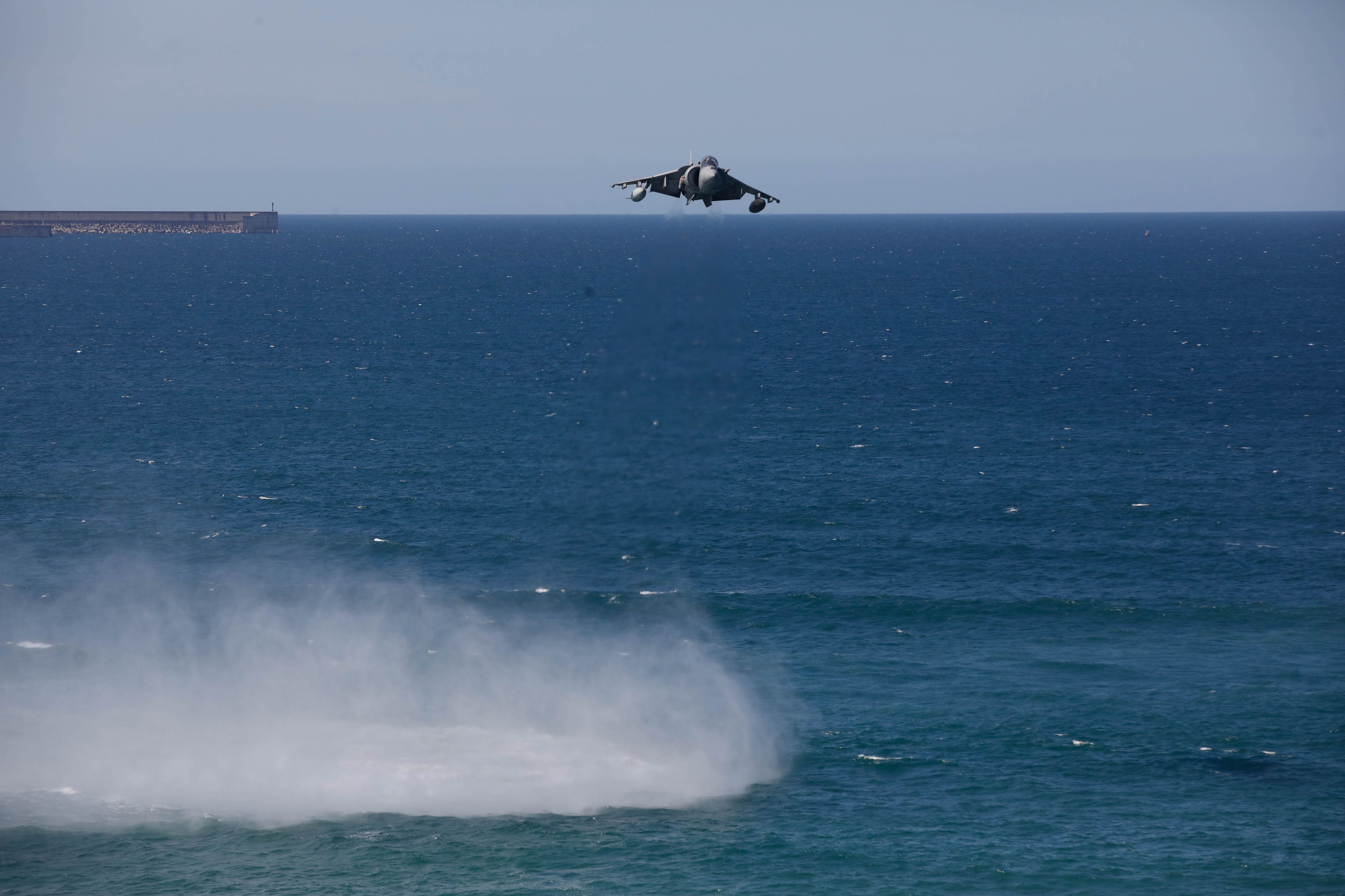 Acrobacias aéreas y desembarco militar: las impresionantes fotos de las Fuerzas Armadas en Gijón