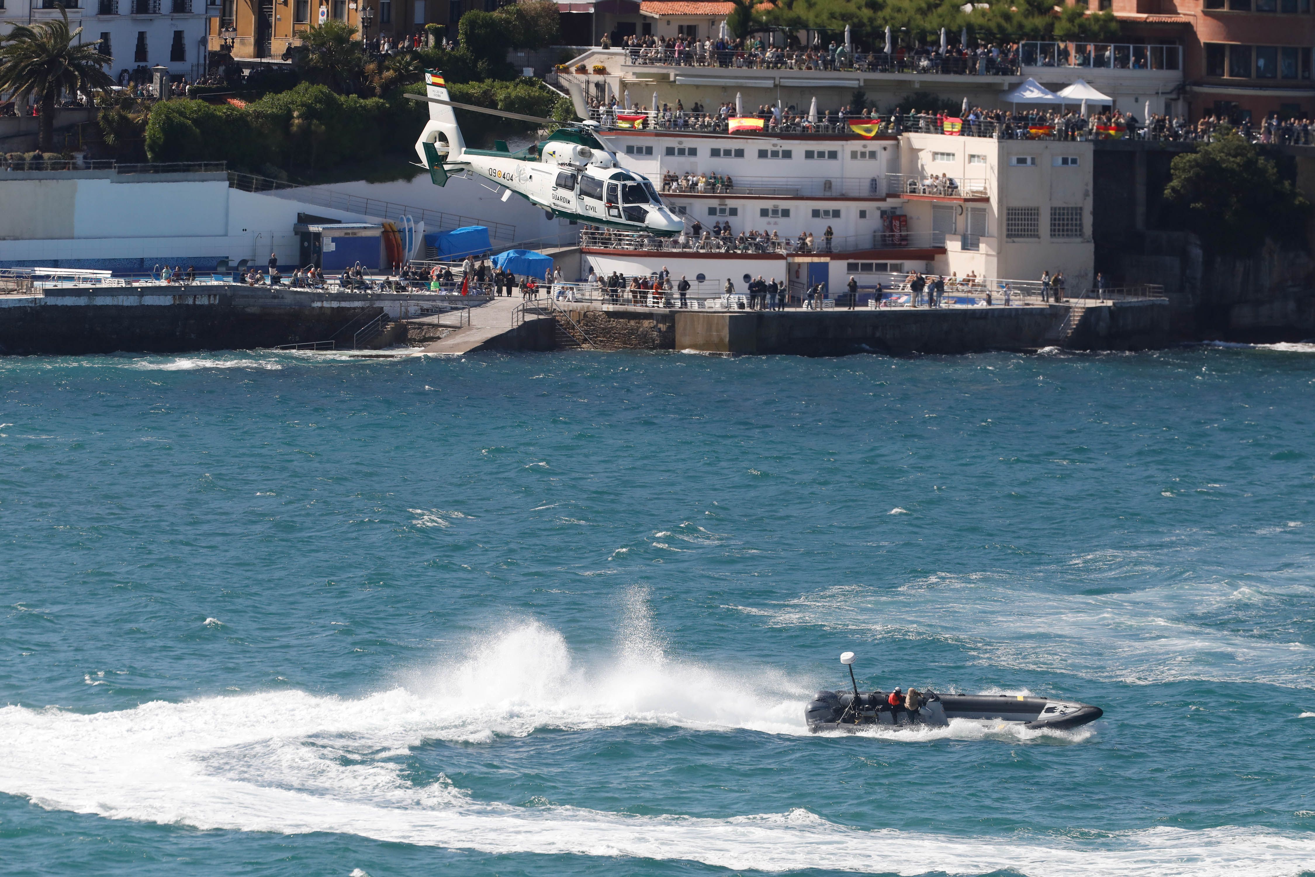 Acrobacias aéreas y desembarco militar: las impresionantes fotos de las Fuerzas Armadas en Gijón