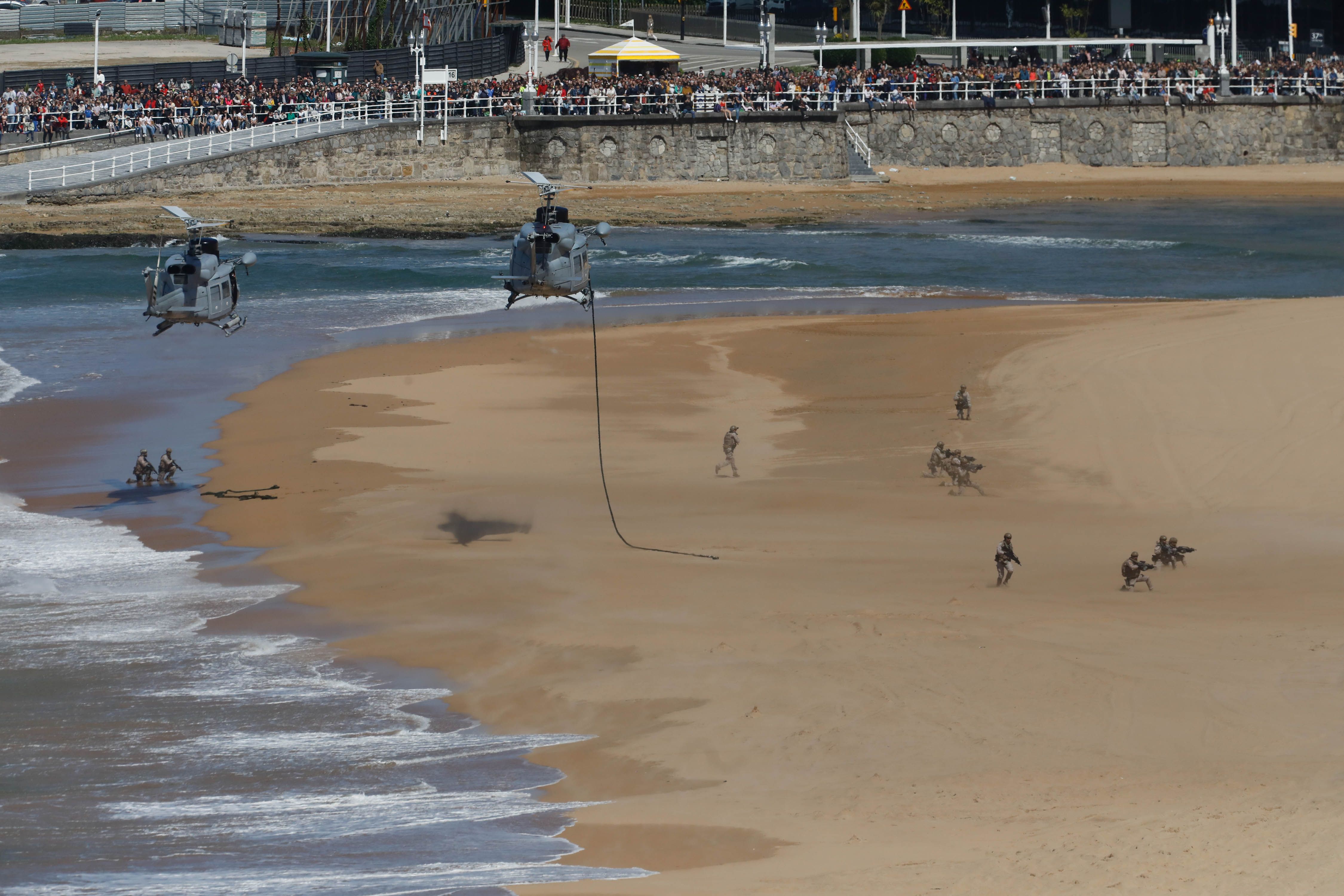 Acrobacias aéreas y desembarco militar: las impresionantes fotos de las Fuerzas Armadas en Gijón