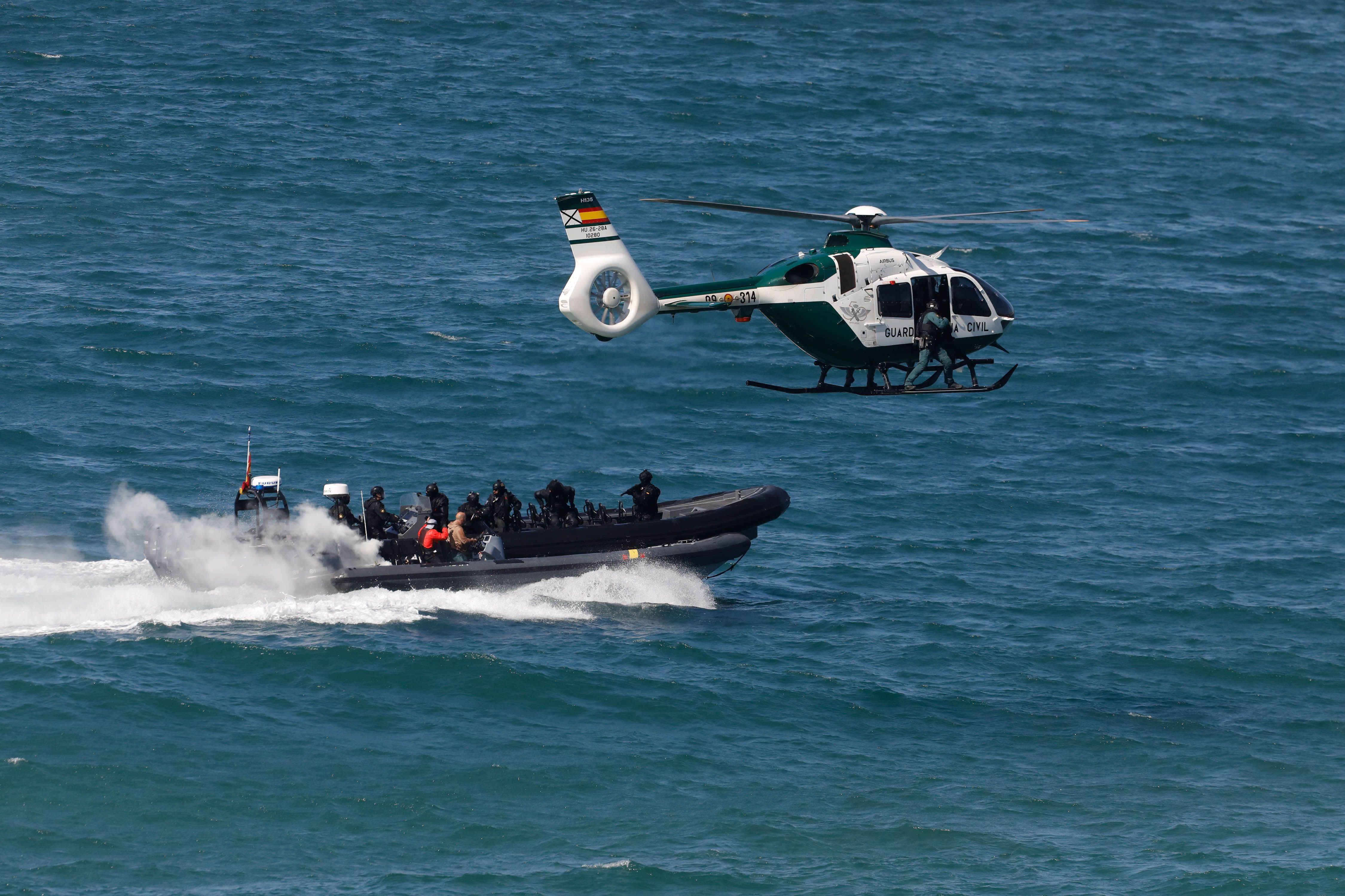 Acrobacias aéreas y desembarco militar: las impresionantes fotos de las Fuerzas Armadas en Gijón