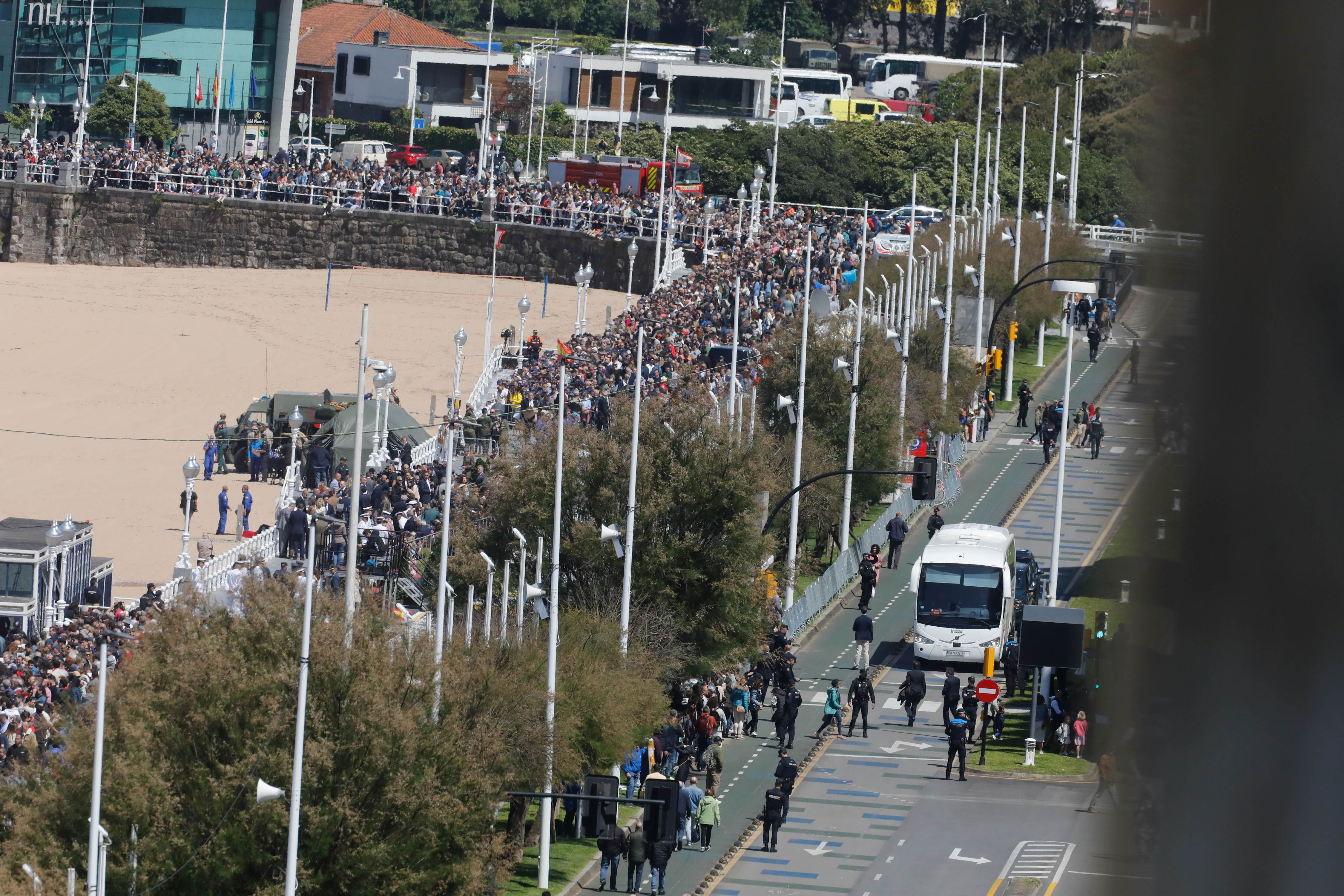 Acrobacias aéreas y desembarco militar: las impresionantes fotos de las Fuerzas Armadas en Gijón