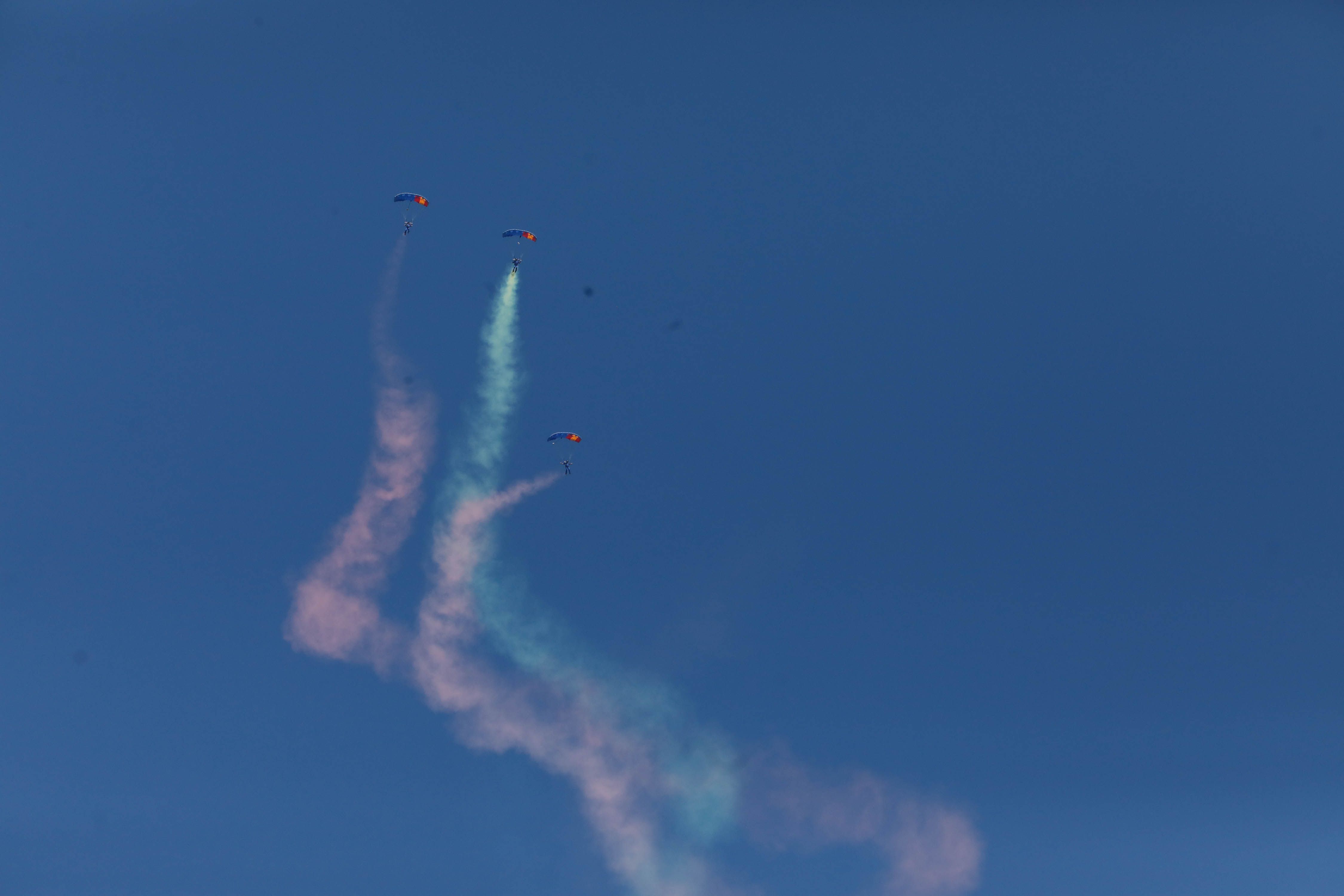 Acrobacias aéreas y desembarco militar: las impresionantes fotos de las Fuerzas Armadas en Gijón