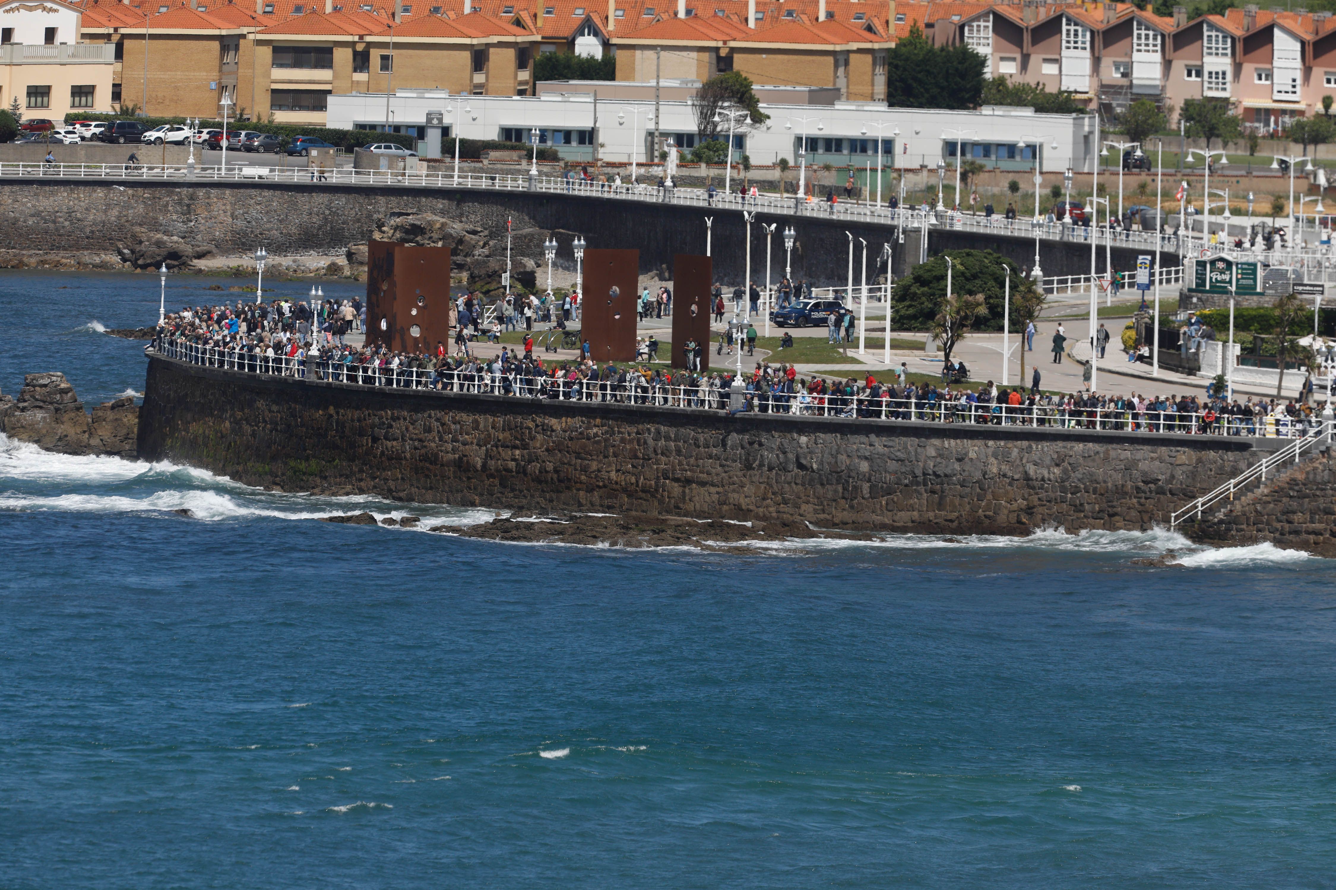 Acrobacias aéreas y desembarco militar: las impresionantes fotos de las Fuerzas Armadas en Gijón