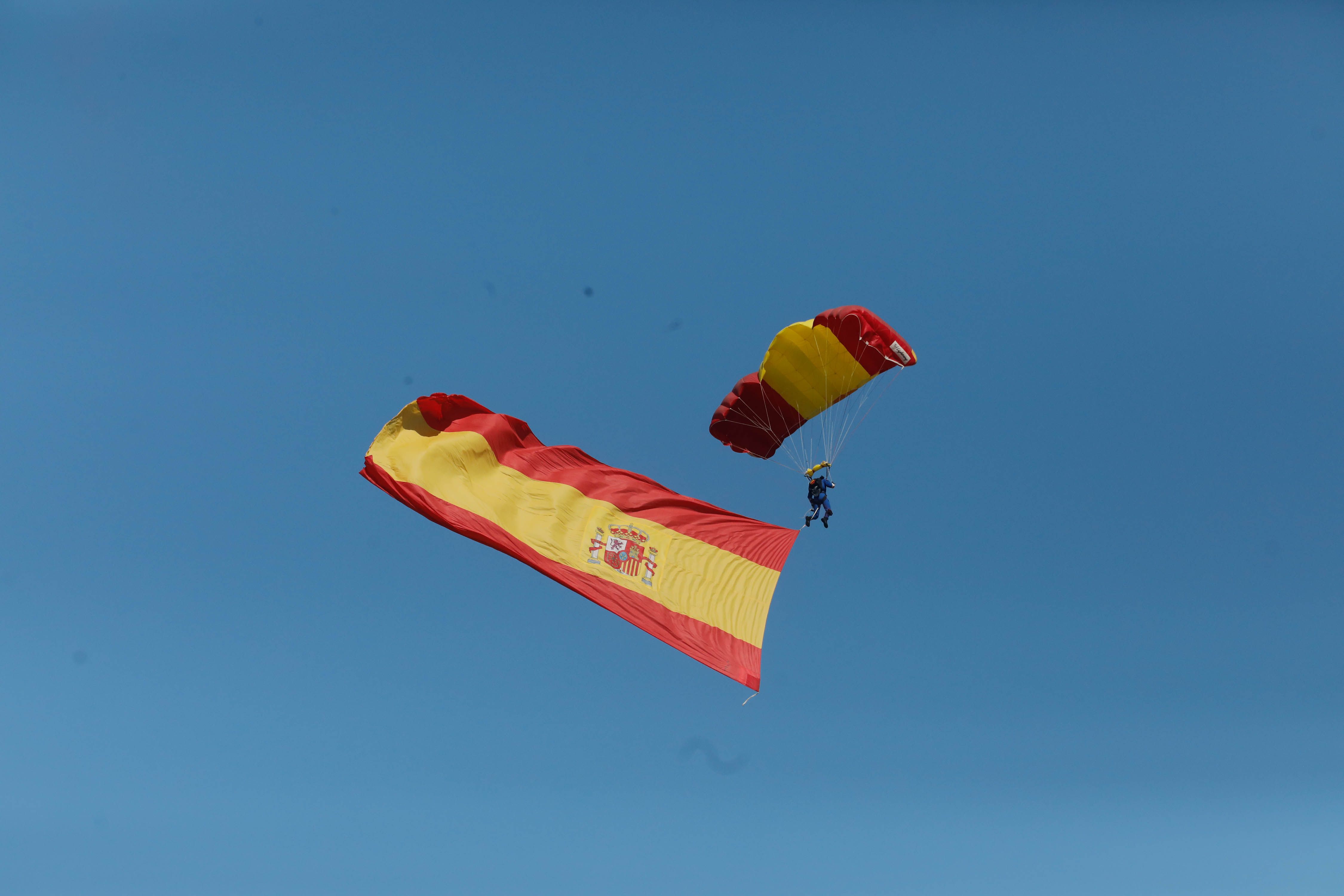 Acrobacias aéreas y desembarco militar: las impresionantes fotos de las Fuerzas Armadas en Gijón