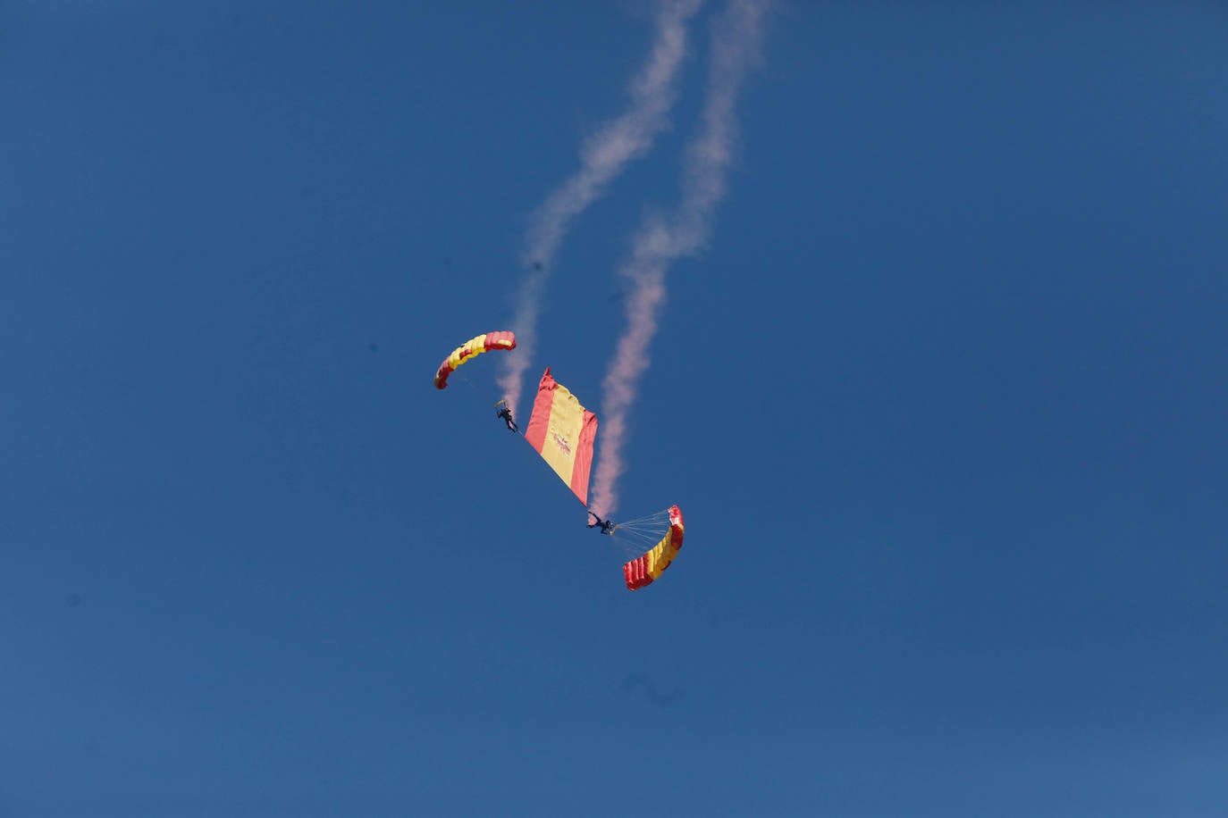 Acrobacias aéreas y desembarco militar: las impresionantes fotos de las Fuerzas Armadas en Gijón