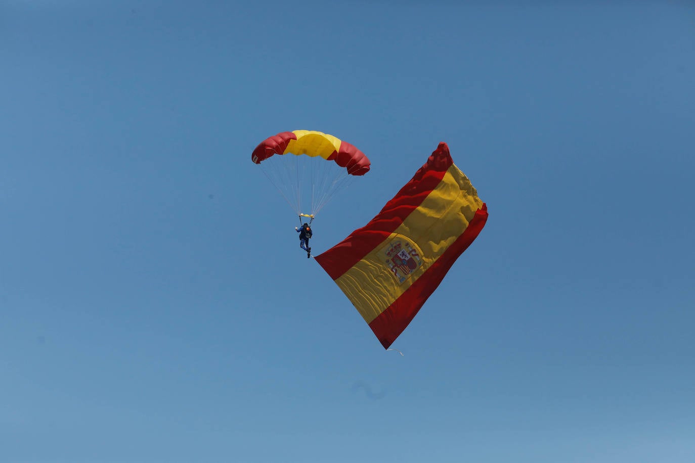 Acrobacias aéreas y desembarco militar: las impresionantes fotos de las Fuerzas Armadas en Gijón