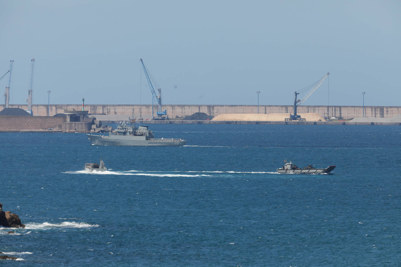 Acrobacias aéreas y desembarco militar: las impresionantes fotos de las Fuerzas Armadas en Gijón