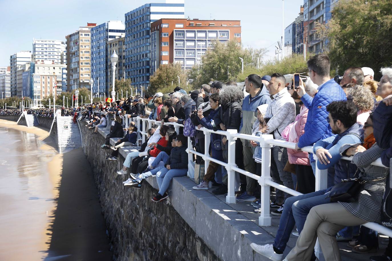 ¿Estuviste en el acto central de las Fuerzas Armadas en Gijón? ¡Búscate!