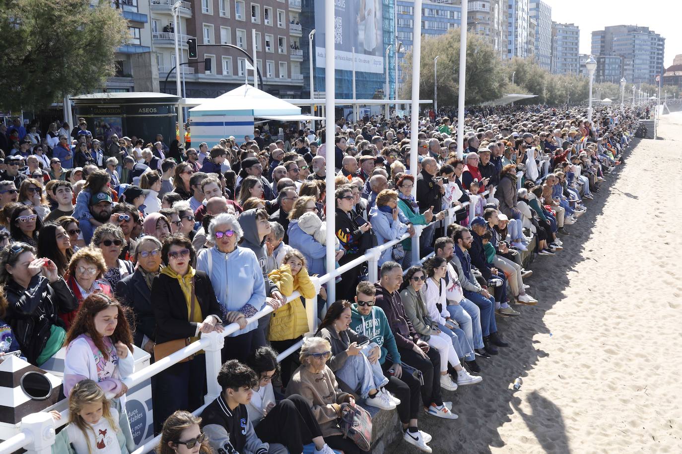 ¿Estuviste en el acto central de las Fuerzas Armadas en Gijón? ¡Búscate!